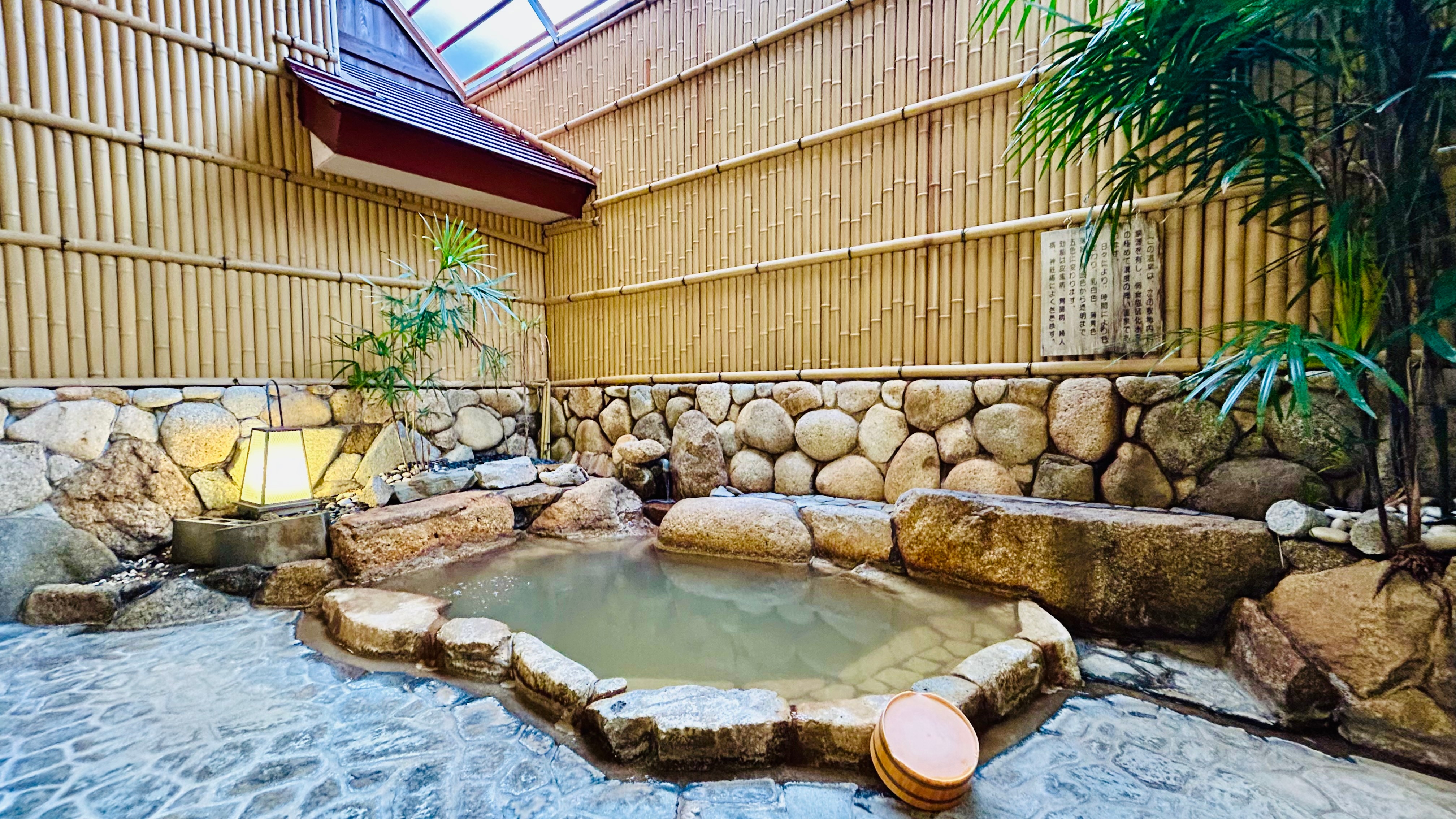 [Open-air bath] Relax and soothe your travel fatigue in the open-air bath with natural hot spring water.