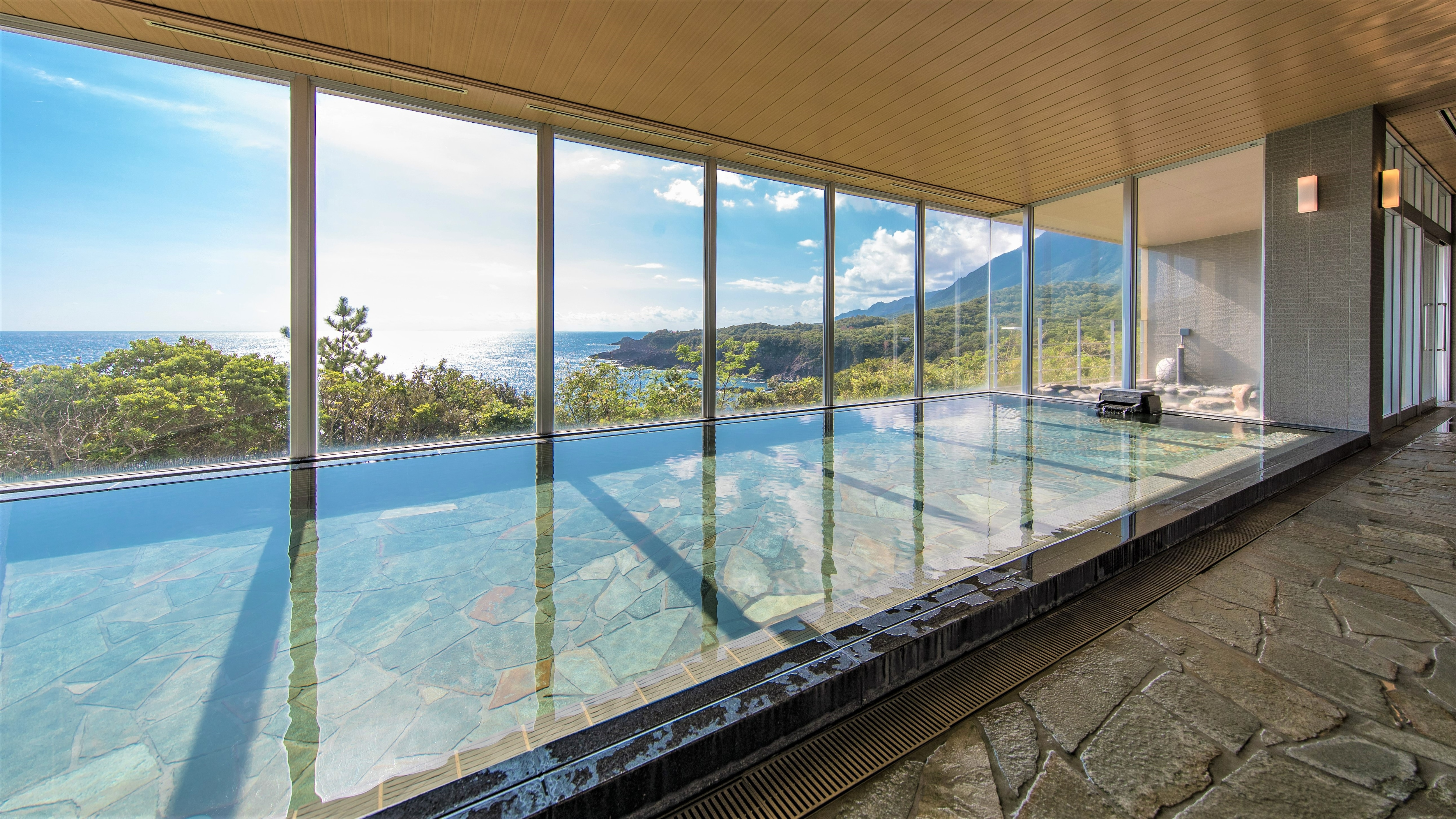 Yakushima Onsen (large bath) | Natural hot spring with a panoramic view of the ocean