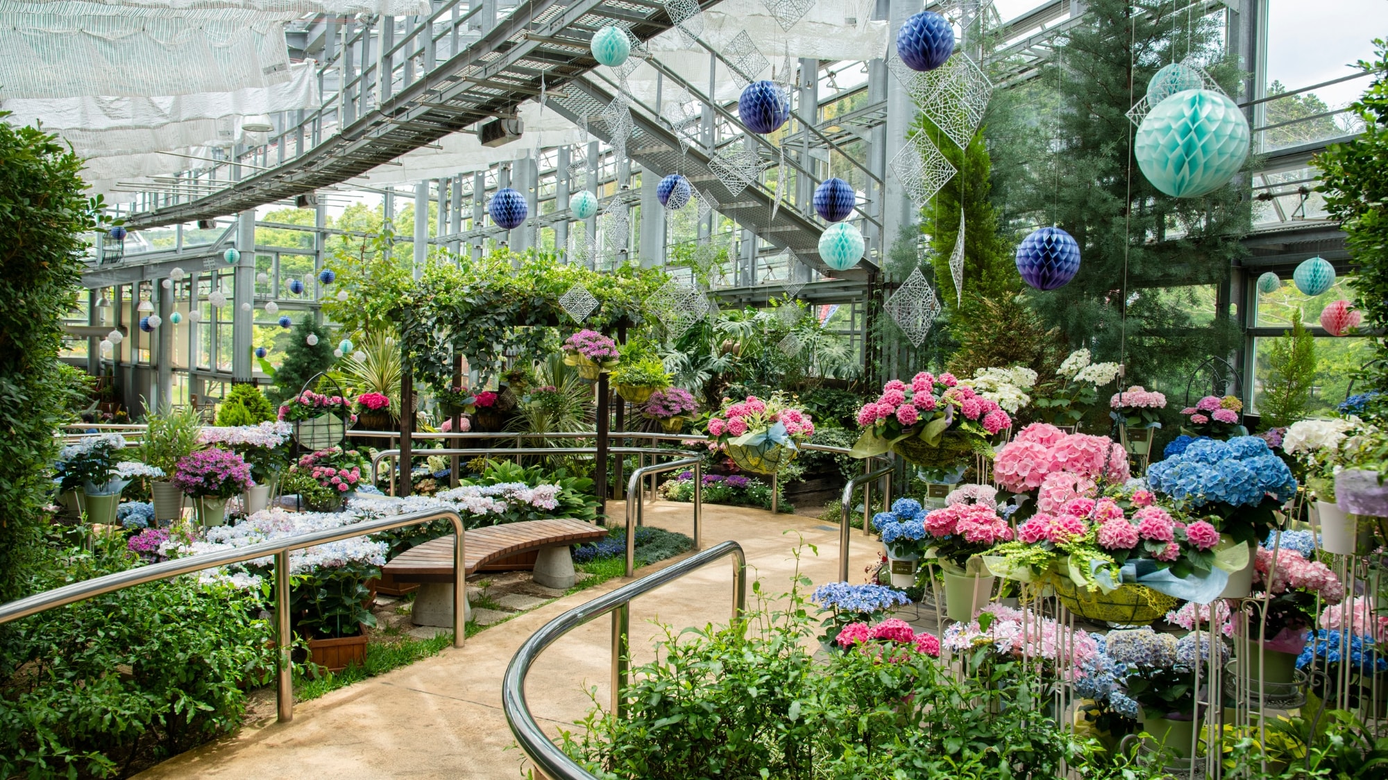 「岛根花之里」种满了鲜花，还有可以和孩子一起玩耍的空地。车程10分钟
