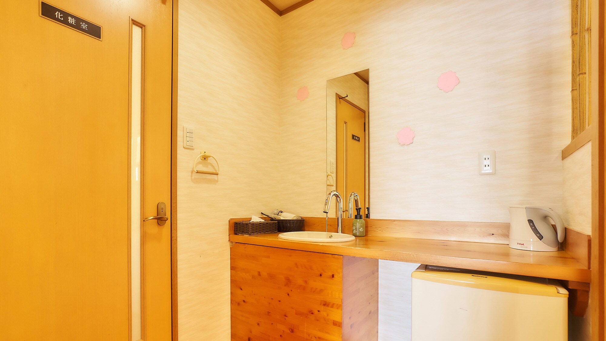 ・[Guest Room/Star] The washbasin with a mirror is spacious and easy to use. You can comfortably get ready before bed or in the morning.