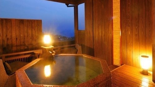 Phòng riêng có bồn tắm ngoài trời "Yumean": Bồn tắm ngoài trời trong phòng khách