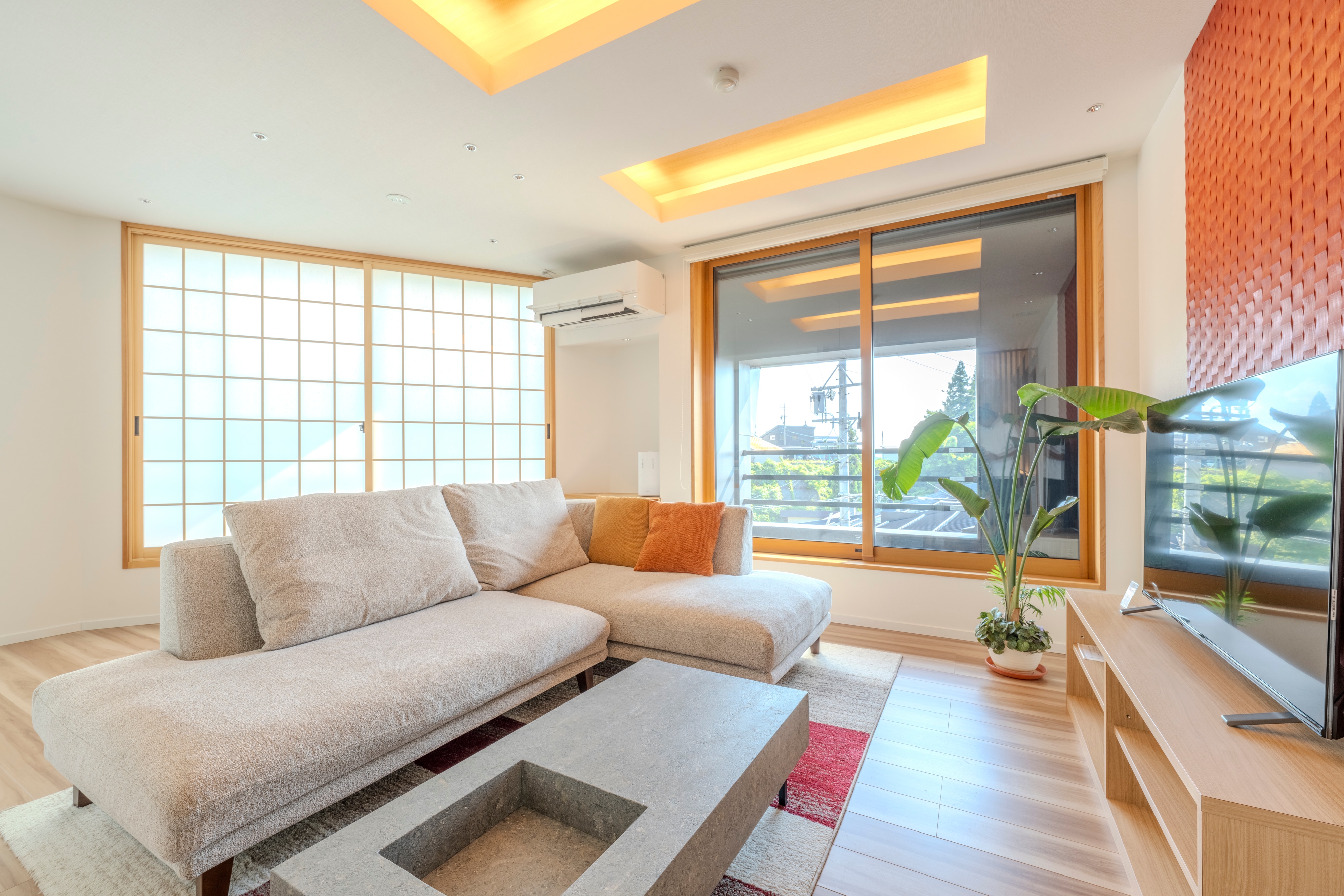 [Shinano Residence Ginka] Spacious living room + world-famous hot spring "Mayu" bath