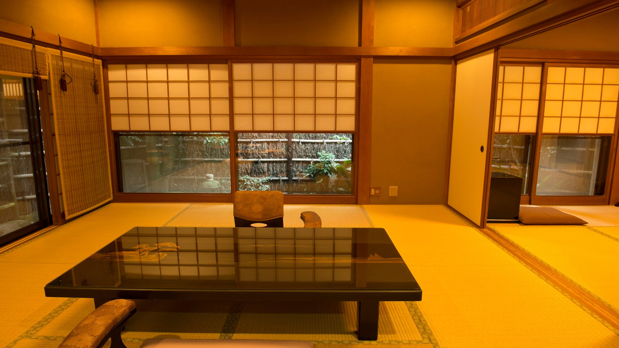附屬建築「春草」的房間內可以看到金魚池的景色，孩子們可能會很喜歡。