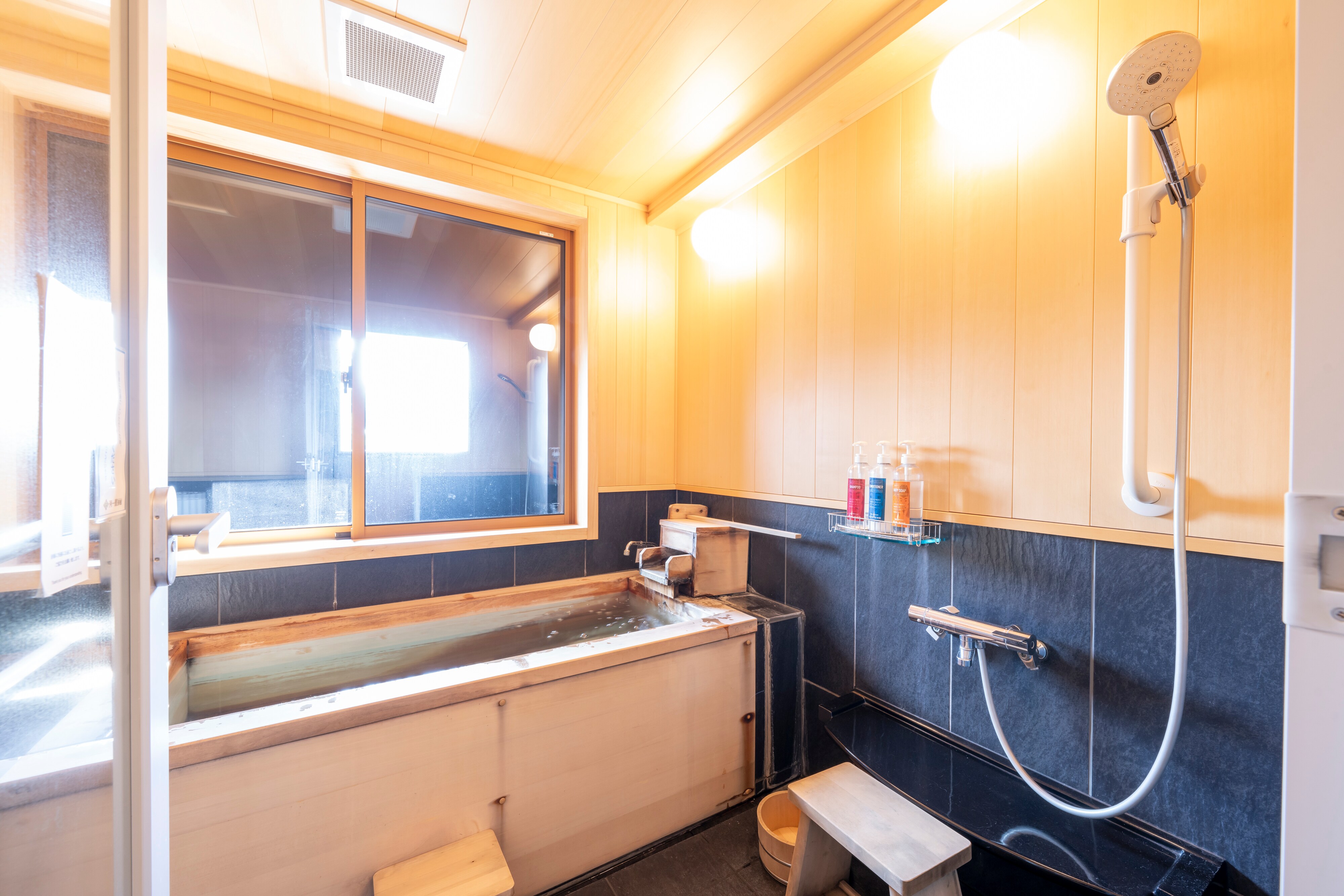 [Shinano Residence Ginka] Spacious living room + world-famous hot spring "Mayu" bath