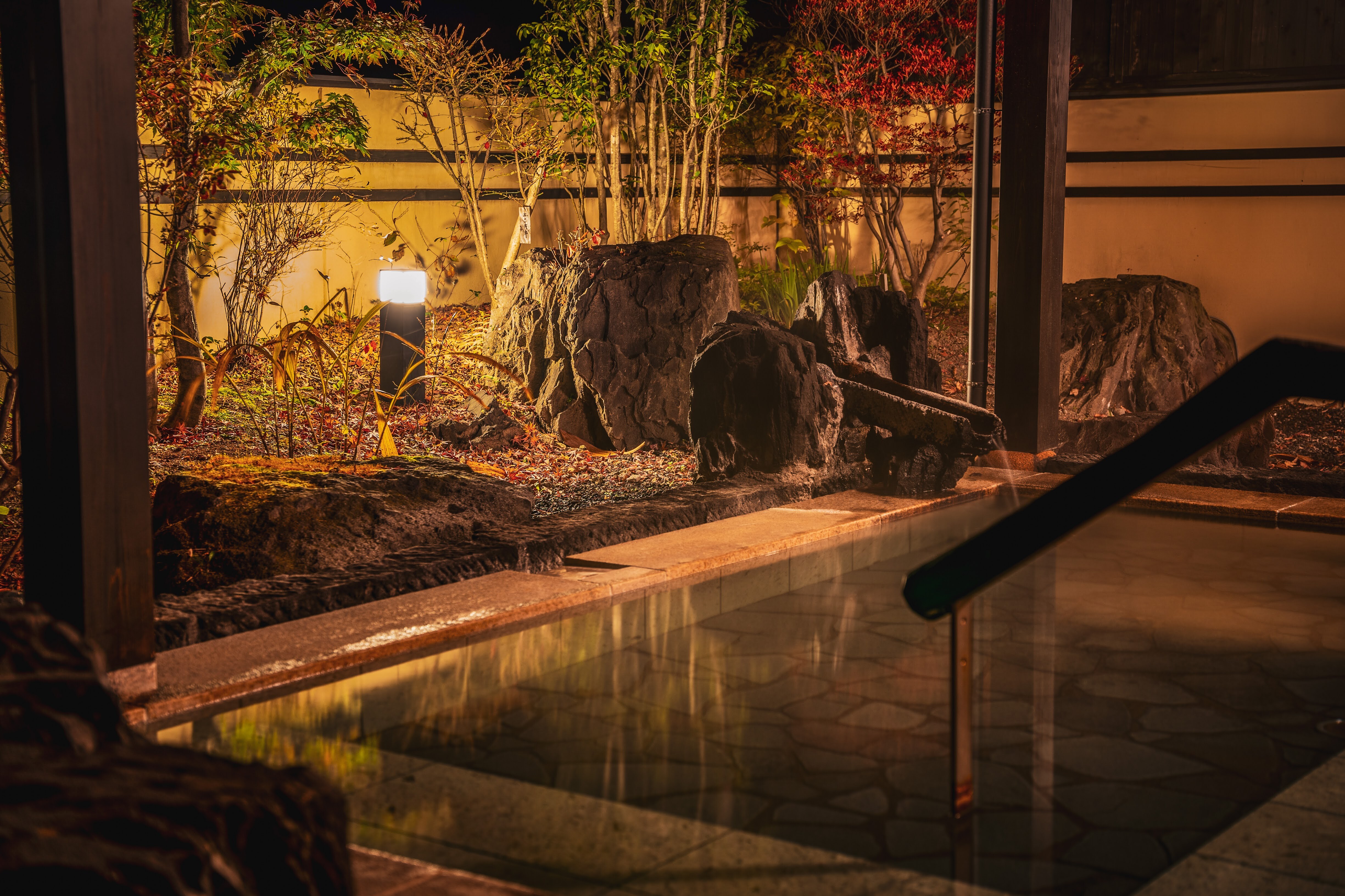An open-air bath with an outstanding atmosphere where you can enjoy bathing even at night