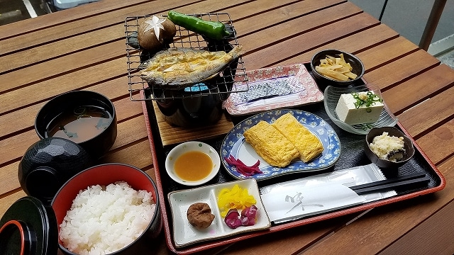 The breakfast at the hotel is the overnight dried sweetfish from the famous sweetfish production area "Hidakagawa" and the omelet rolls from Hashimoto City's specialty "Hatama".