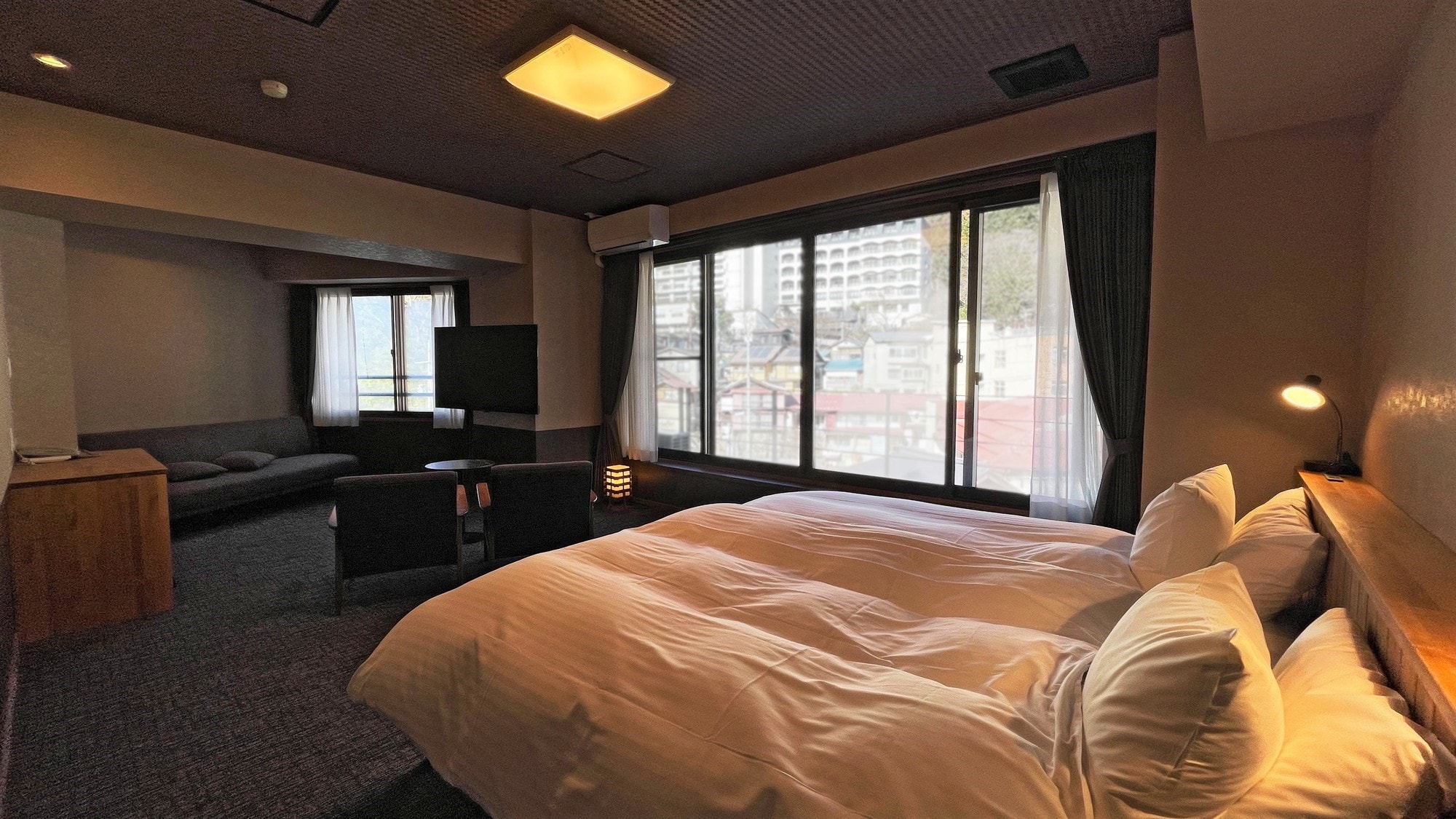 [Annex/Hollywood Twin/with shower] Riverside corner room 34 square meters