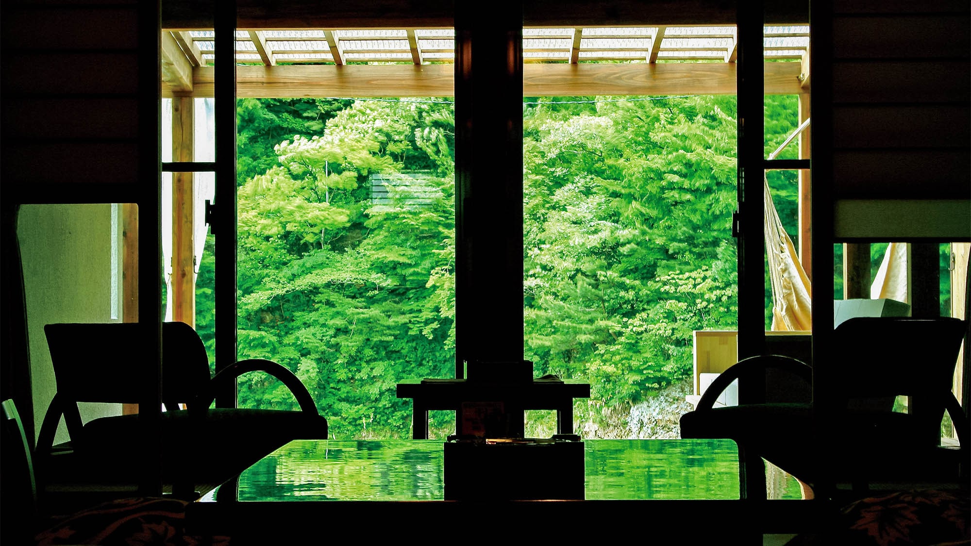 ・ 楓之莊：鷹巢的美景從窗外展開。