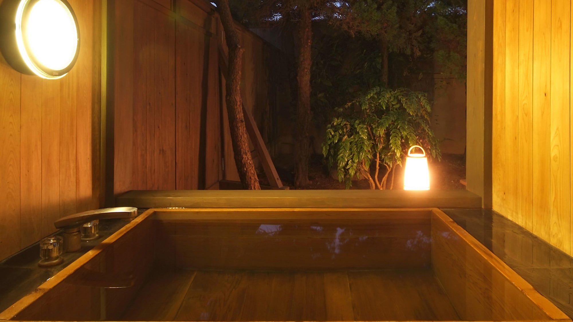 [Suigetsu / Kikyo] It is equipped with a semi-open-air bath of Japanese cypress that flows directly from the source.
