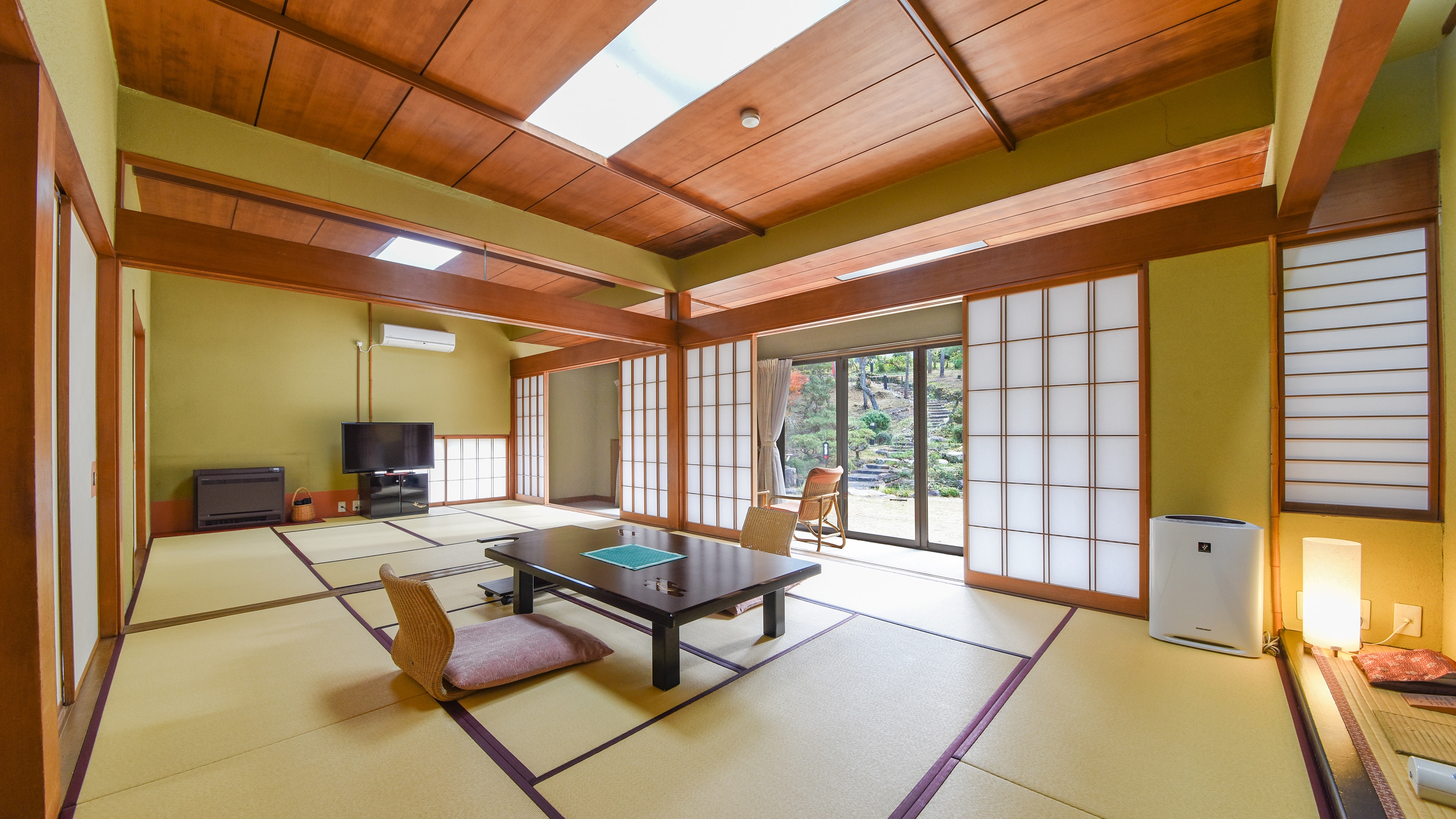 ** [Ya: An example of a Japanese-style room overlooking the garden on the 1st floor] With a cypress bath (Takasago, Yoro, Kocho, Hatsuka)