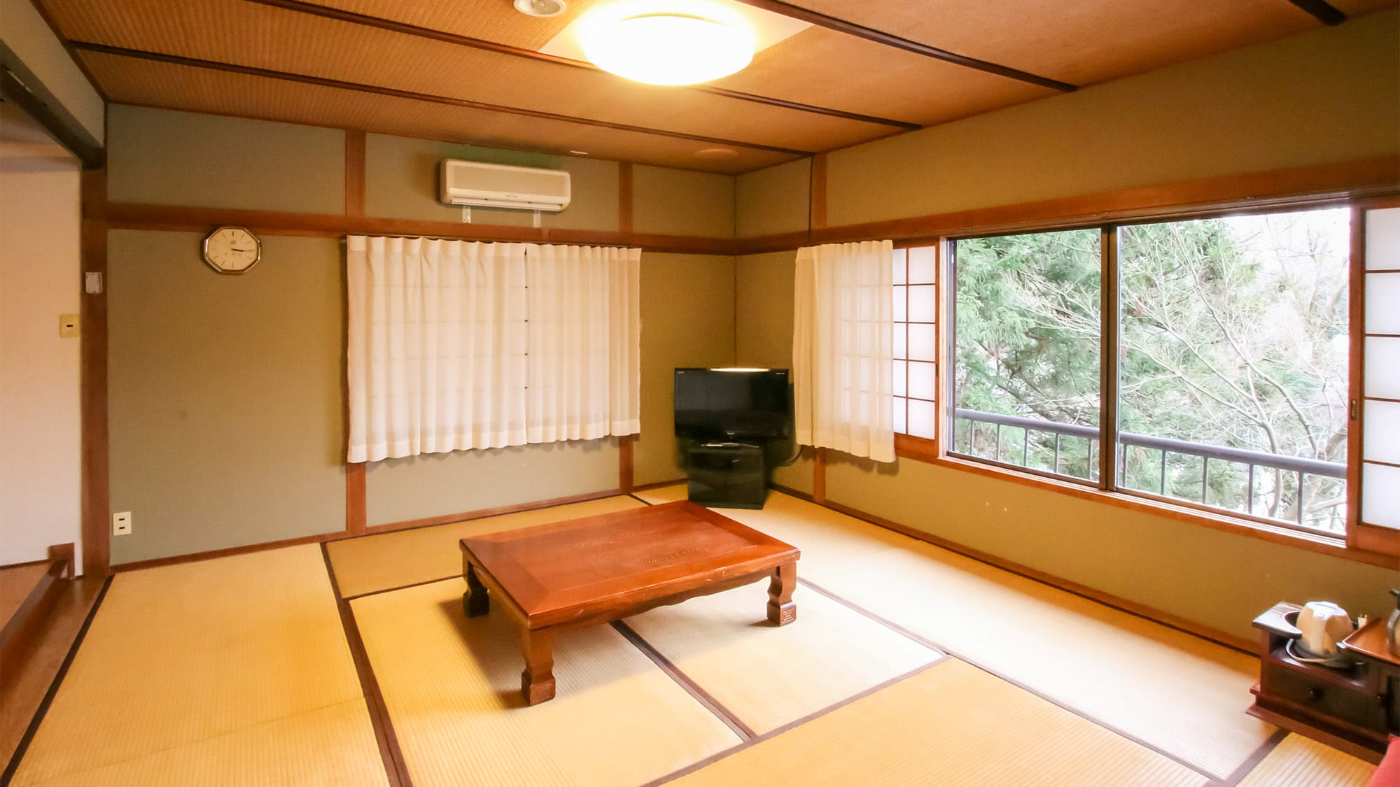 ・ [Japanese-style room 10 tatami mats] A spacious Japanese-style room overlooking Lake Kinrin from a large window