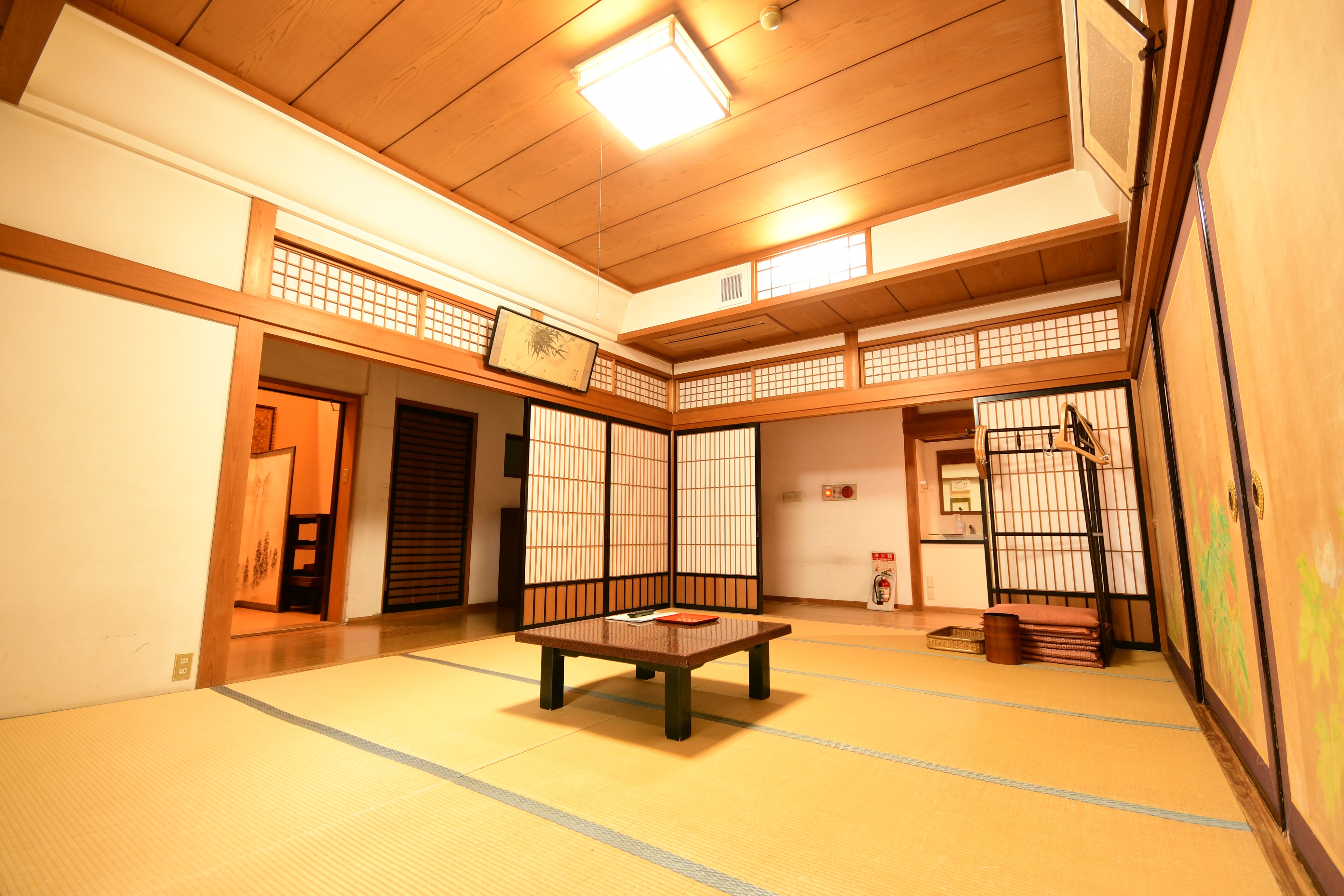 An example of a Japanese-style room with sliding doors (12-15 tatami mats) (with air conditioning and Wi-Fi)