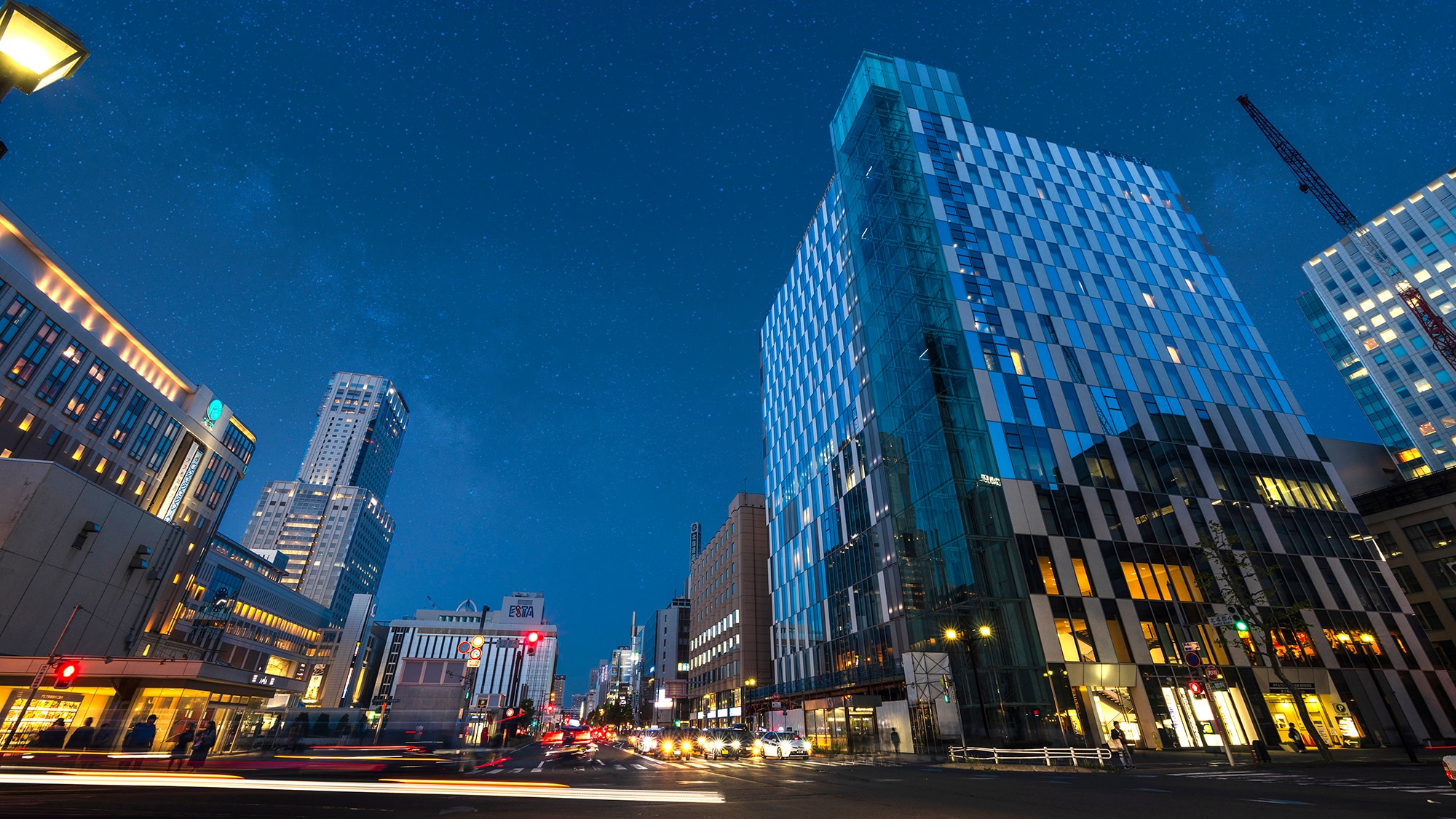 [Ngoại thất] Một tòa nhà kính nằm bên phải bạn khi bạn ra khỏi lối ra phía nam của Ga Sapporo.