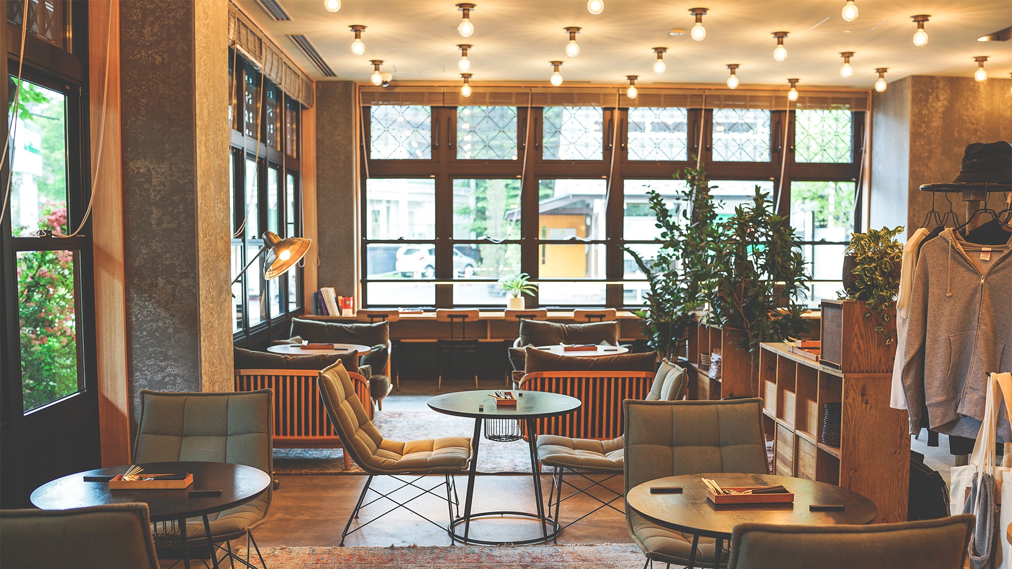 A calm space surrounded by warm lights. All the seats are comfortable and you can spend hours.