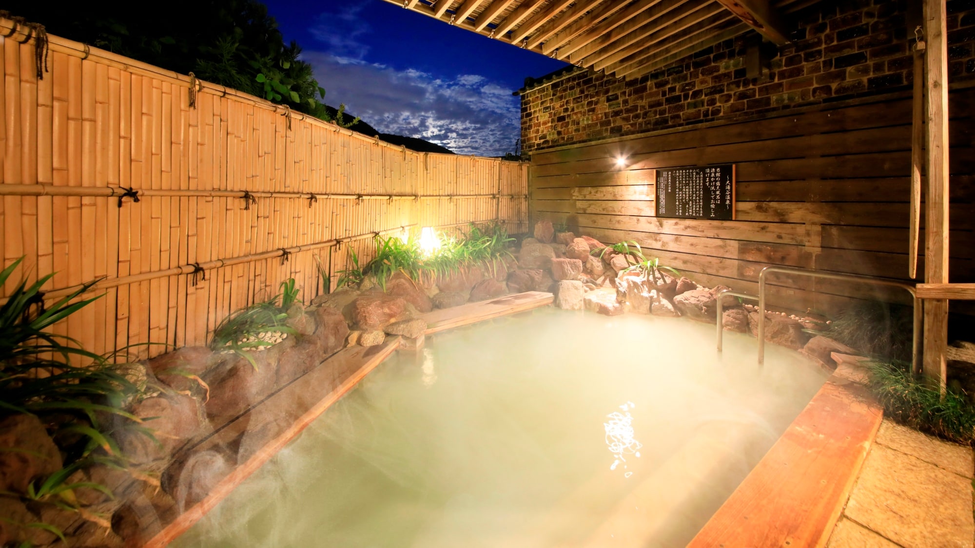 [Main building] Large communal bath Open-air bath