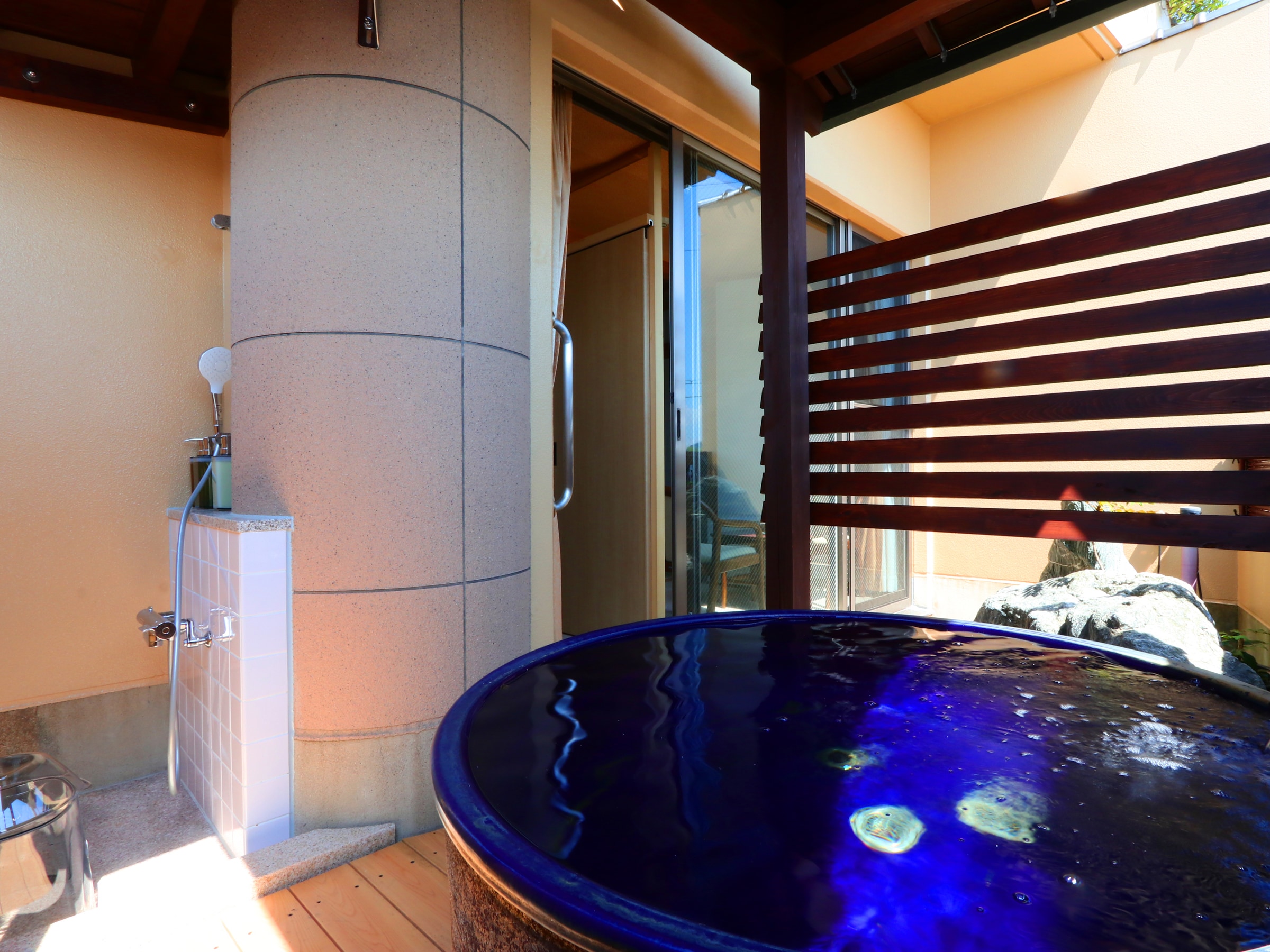Guest rooms with open-air baths