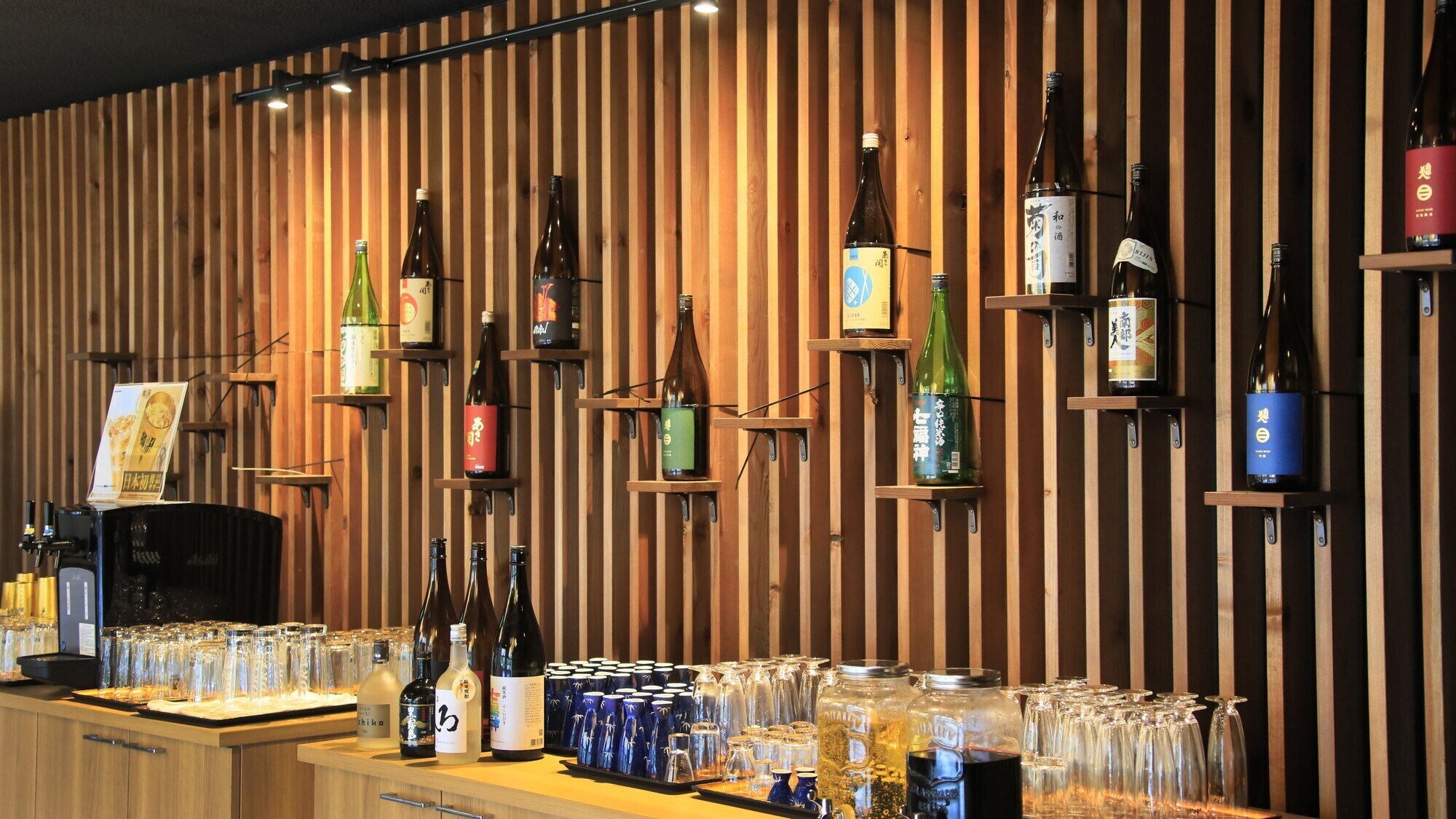 [Drinks counter] Enjoy 20 types of drinks, including alcoholic and soft drinks