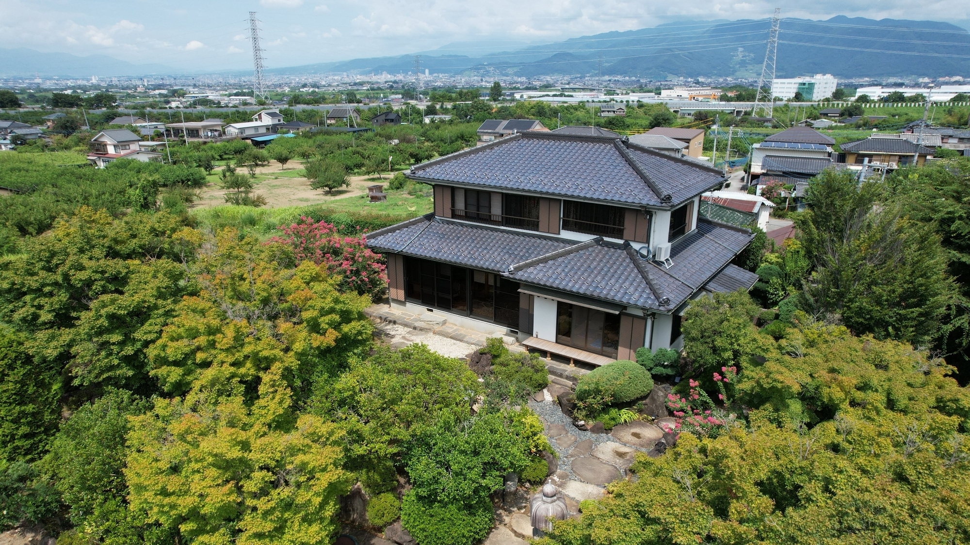 * Ngoại thất của <Ngôi nhà vườn> (ví dụ) Có một khu vườn Nhật Bản mà người làm vườn phải mất 30 năm để tạo ra. Vào mùa thu, bạn có thể ngắm lá mùa thu trong vườn.