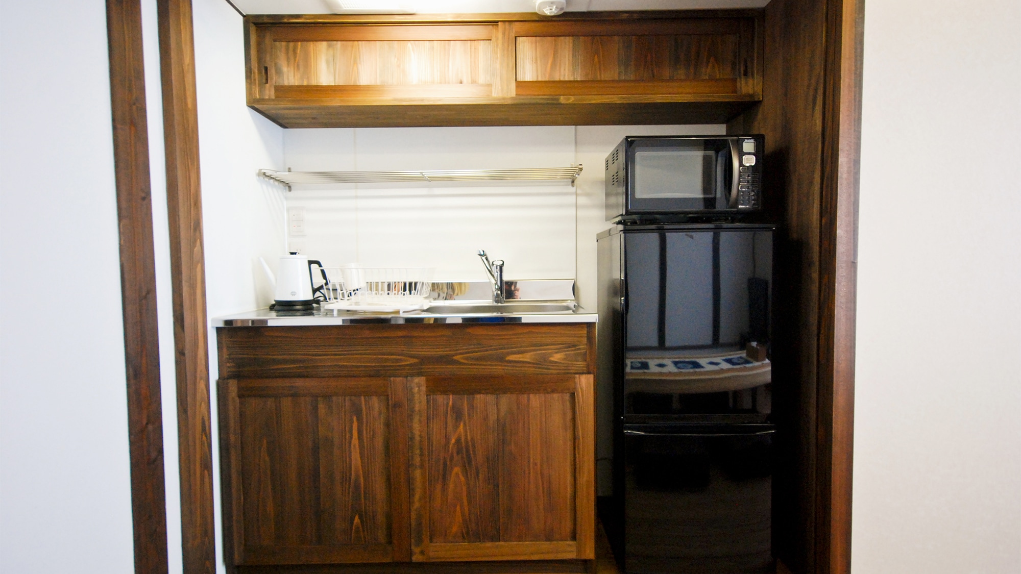 ・ [Mini kitchen] You can use the kitchen utensils provided such as microwave ovens.