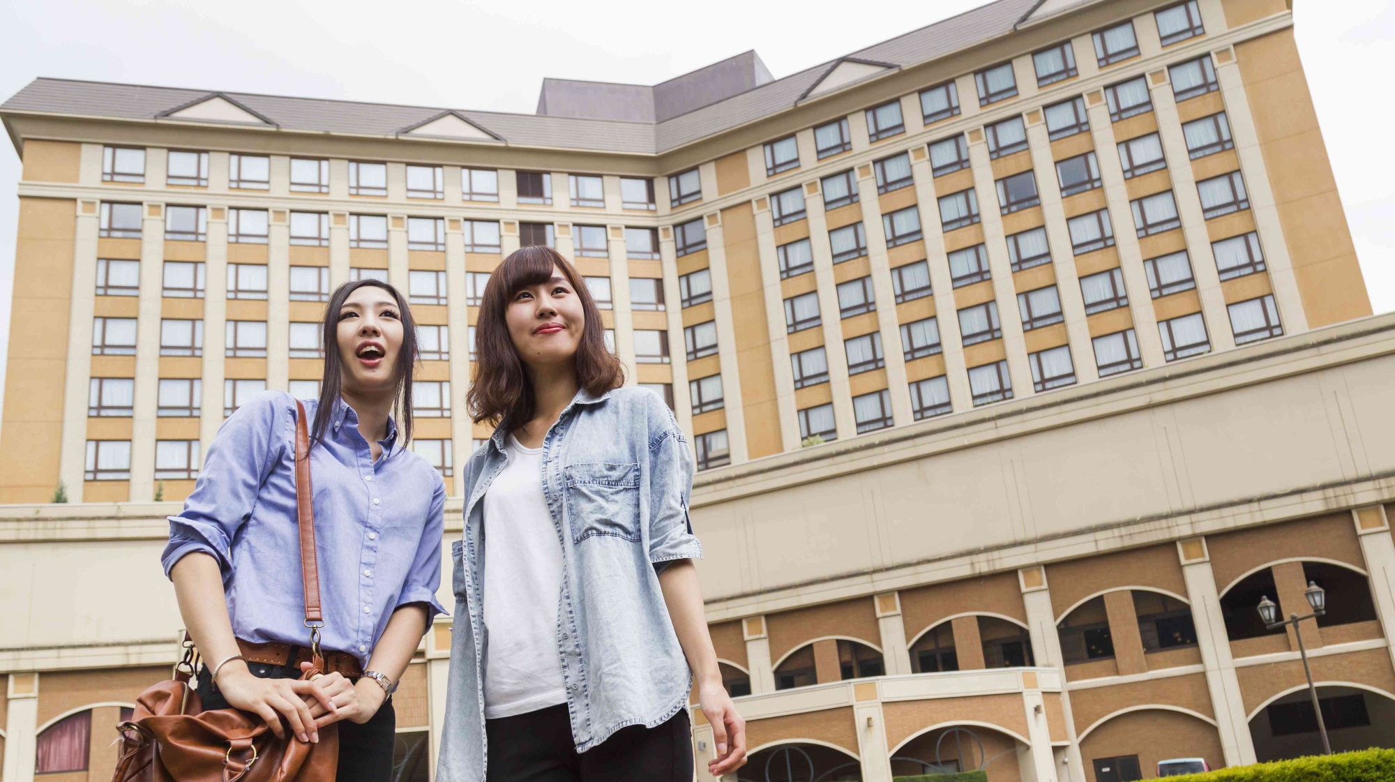 First, take a photo in front of the hotel.