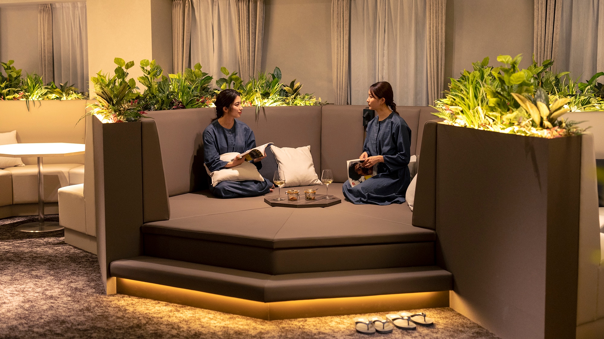 [THE SALON] 有私人空间的摊位。