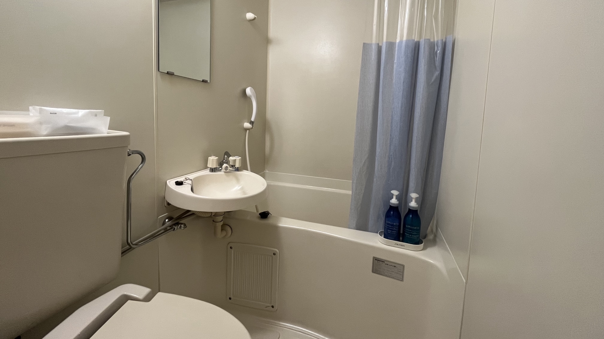 [Bathroom] Please note that the bath at our hotel is small.