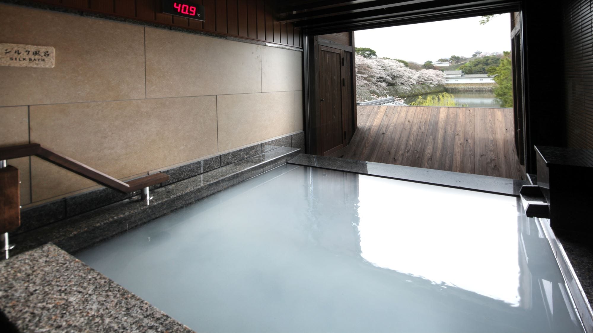 The negative ion effect of the silky bath / body-friendly artificial carbonated spring refreshes the mind and body.