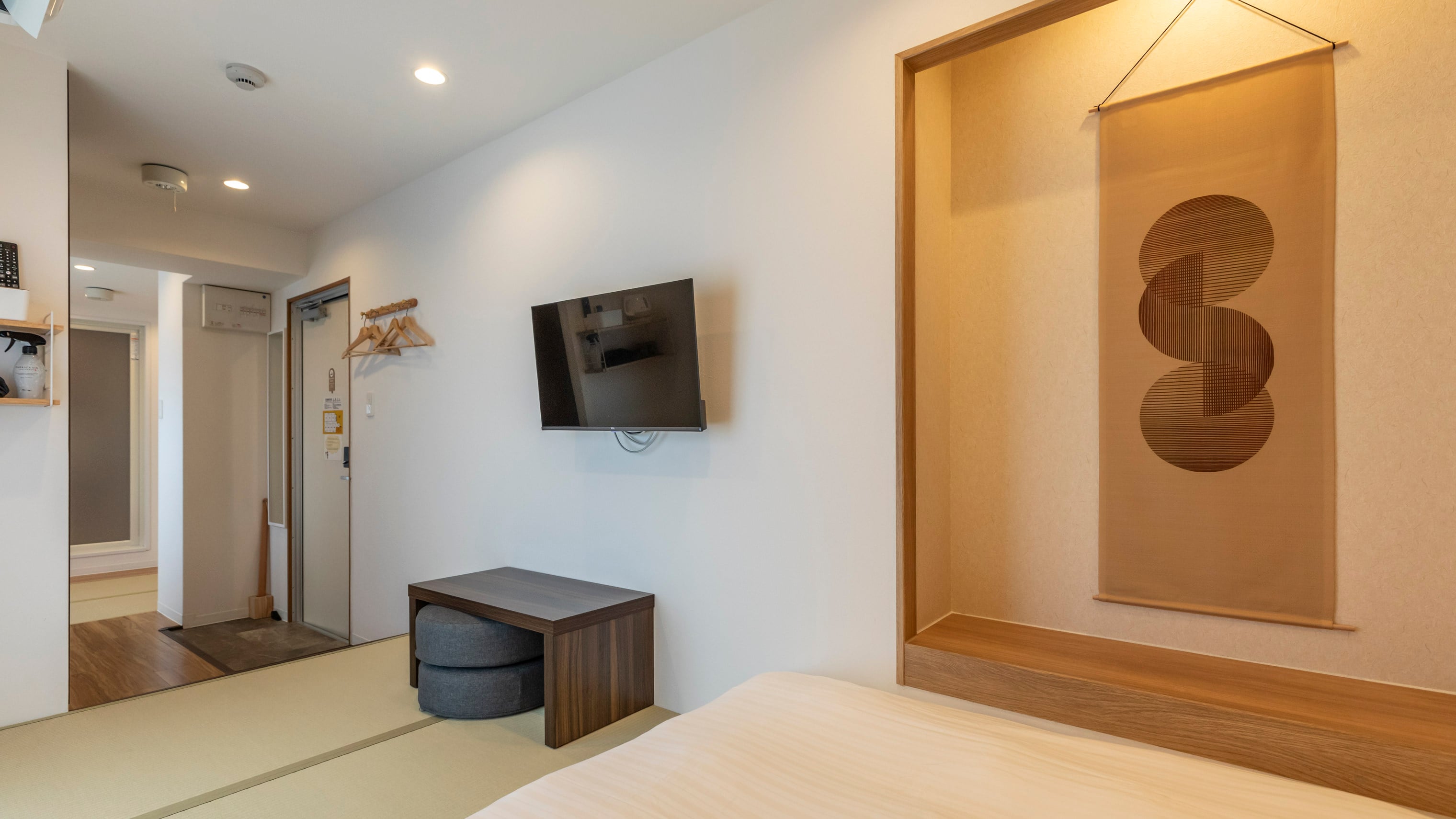 [Non-smoking] Modern Japanese-Western style room for 1-4 people