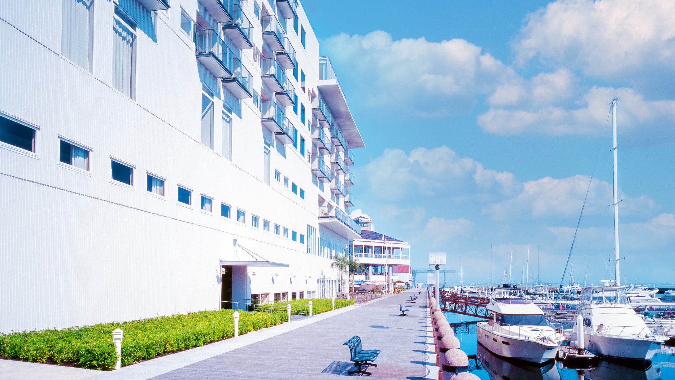 Bên ngoài khách sạn