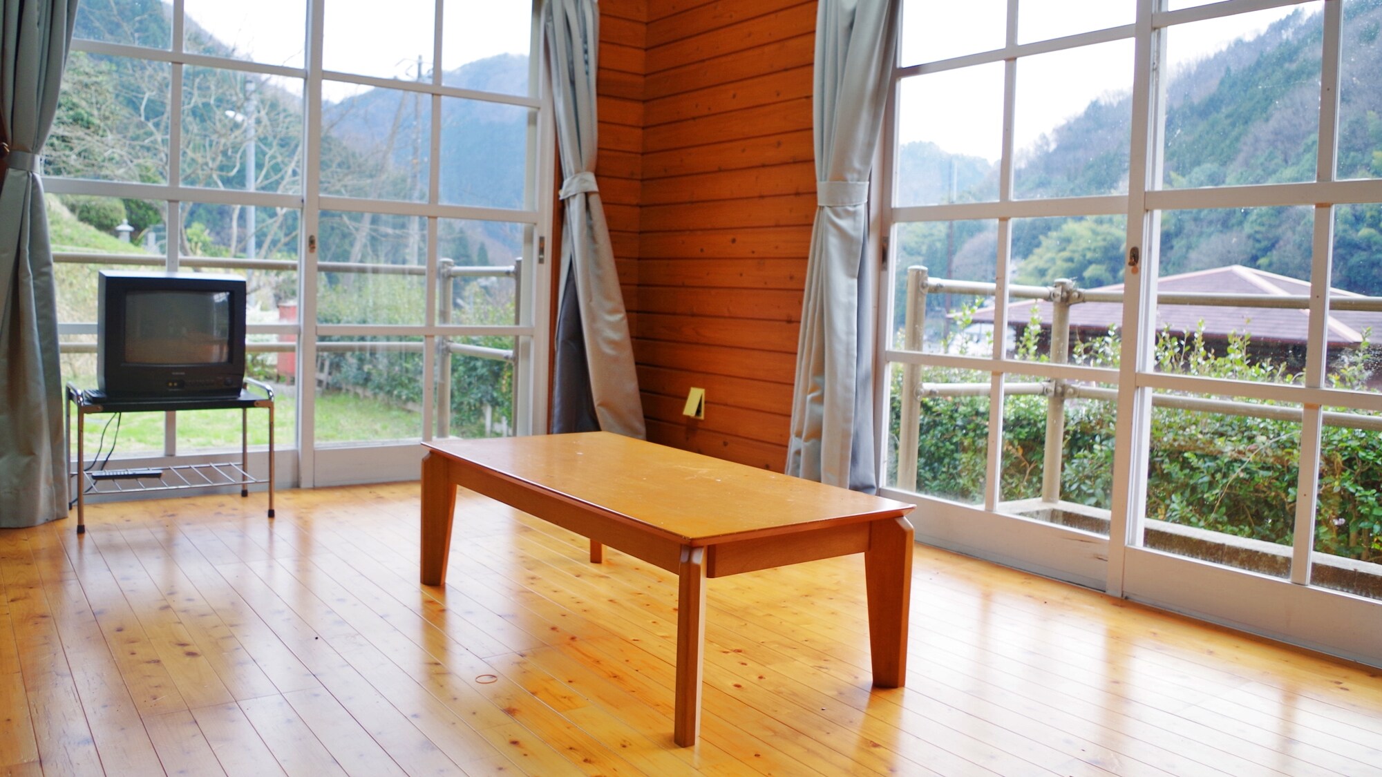 * [Bungalow example] A bright living room where light shines through a large window.