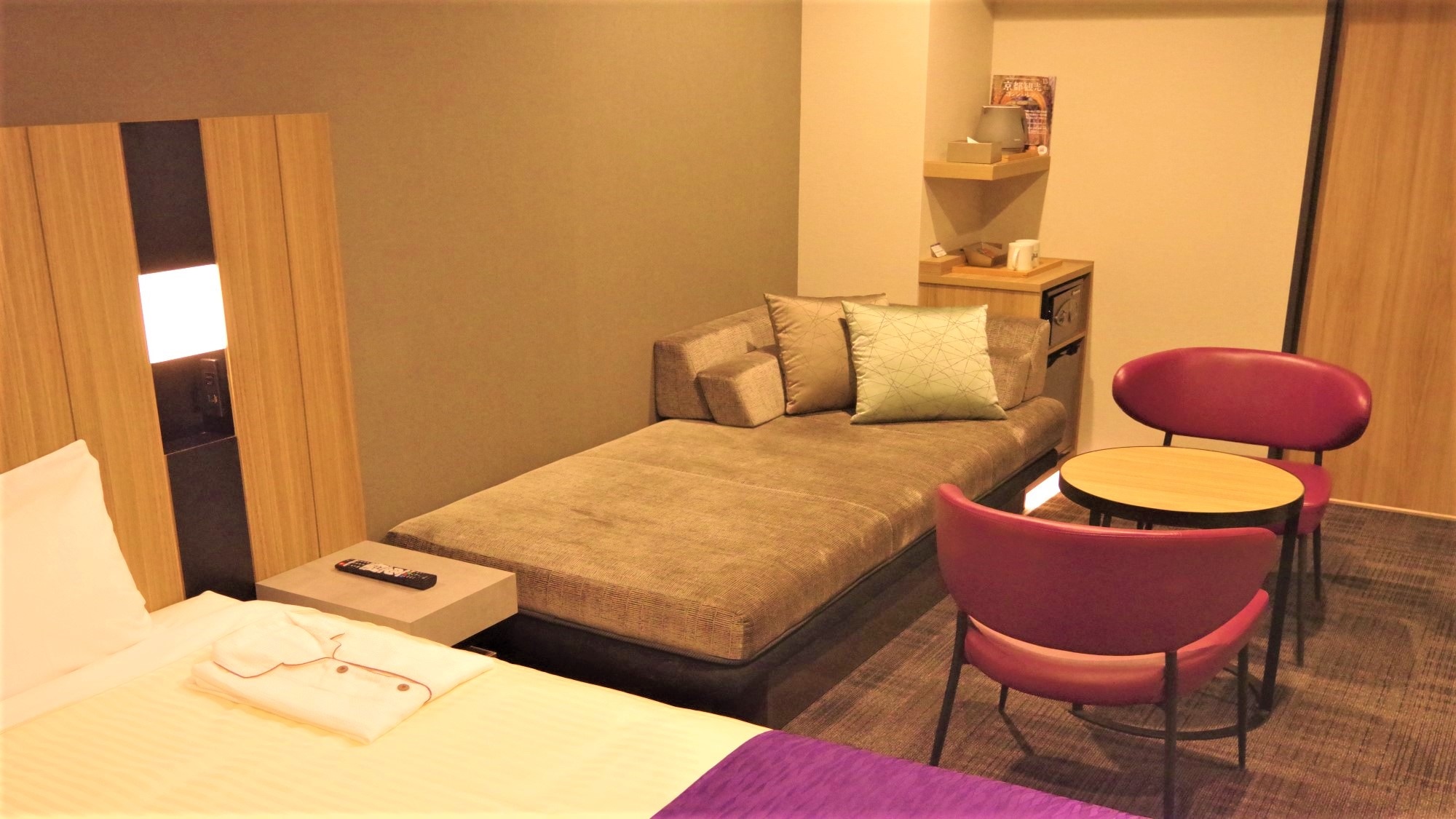 Deluxe twin (with sofa bed) with bathtub