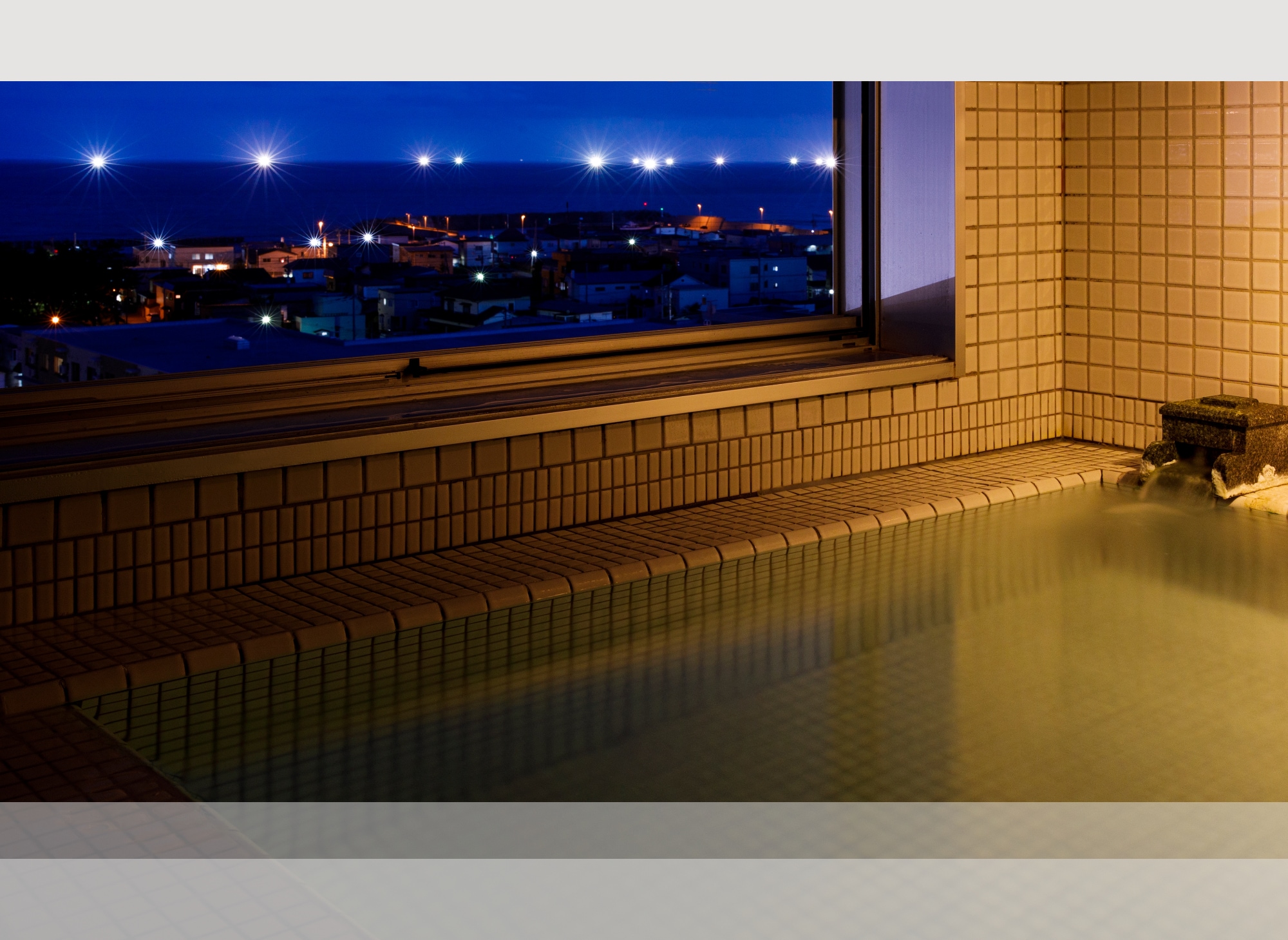 [Example of a Suite Twin Room] Depending on the season, you may be able to see fishing fires from the observation bath in your room.