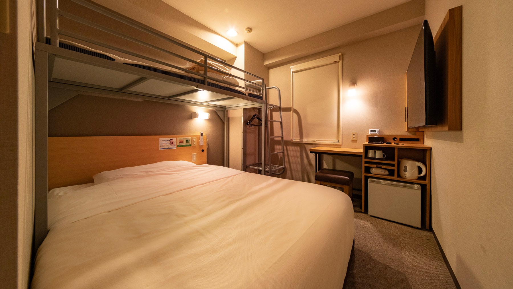 Comes with a loft bed that is popular with children.