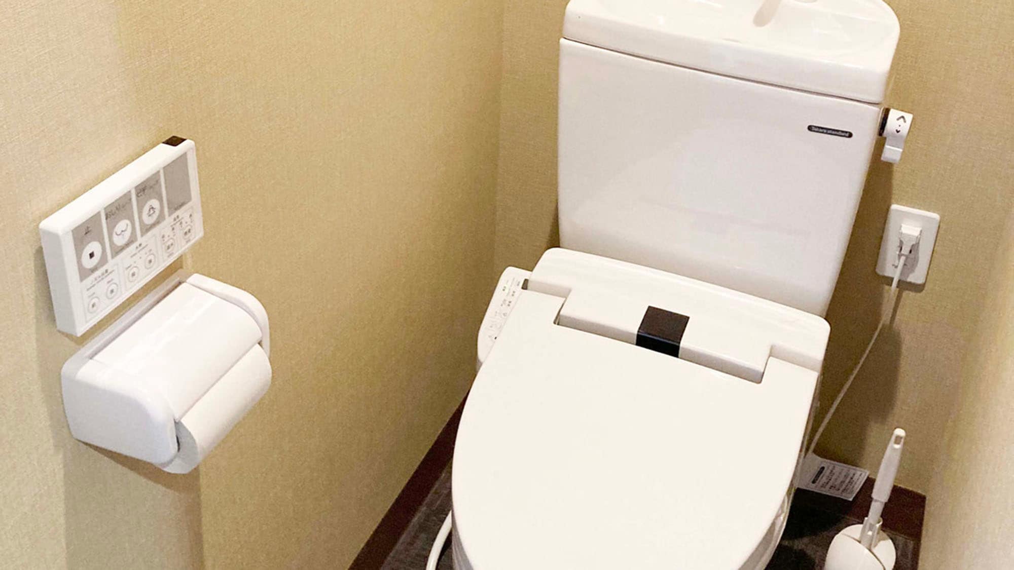 ・ A clean toilet with a washing machine