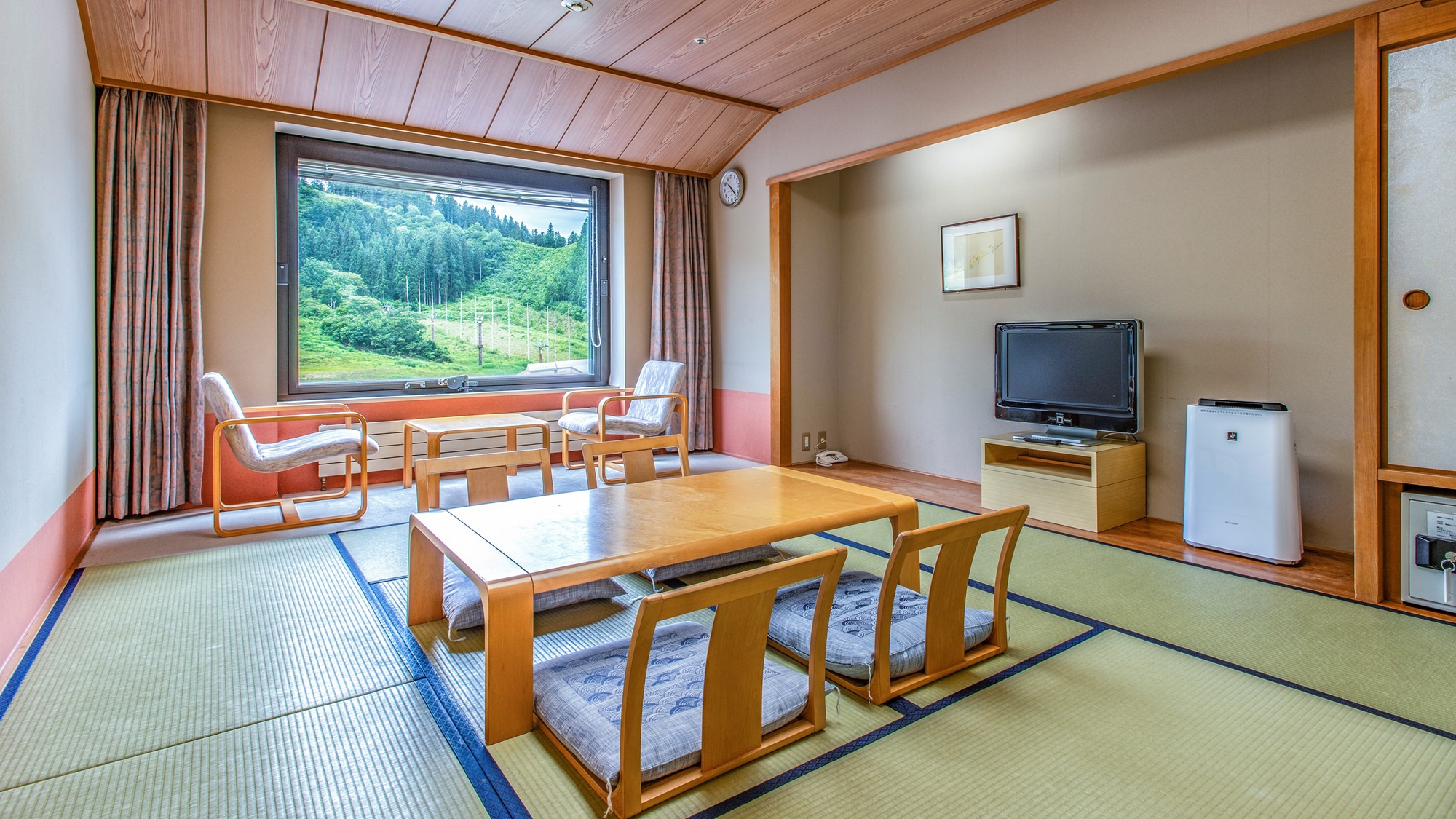 [Sayap Timur: 10 kamar bergaya Jepang tatami] Pemandangan bervariasi tergantung pada kamar, tetapi karena dikelilingi oleh pegunungan, keduanya menawarkan pemandangan alam.