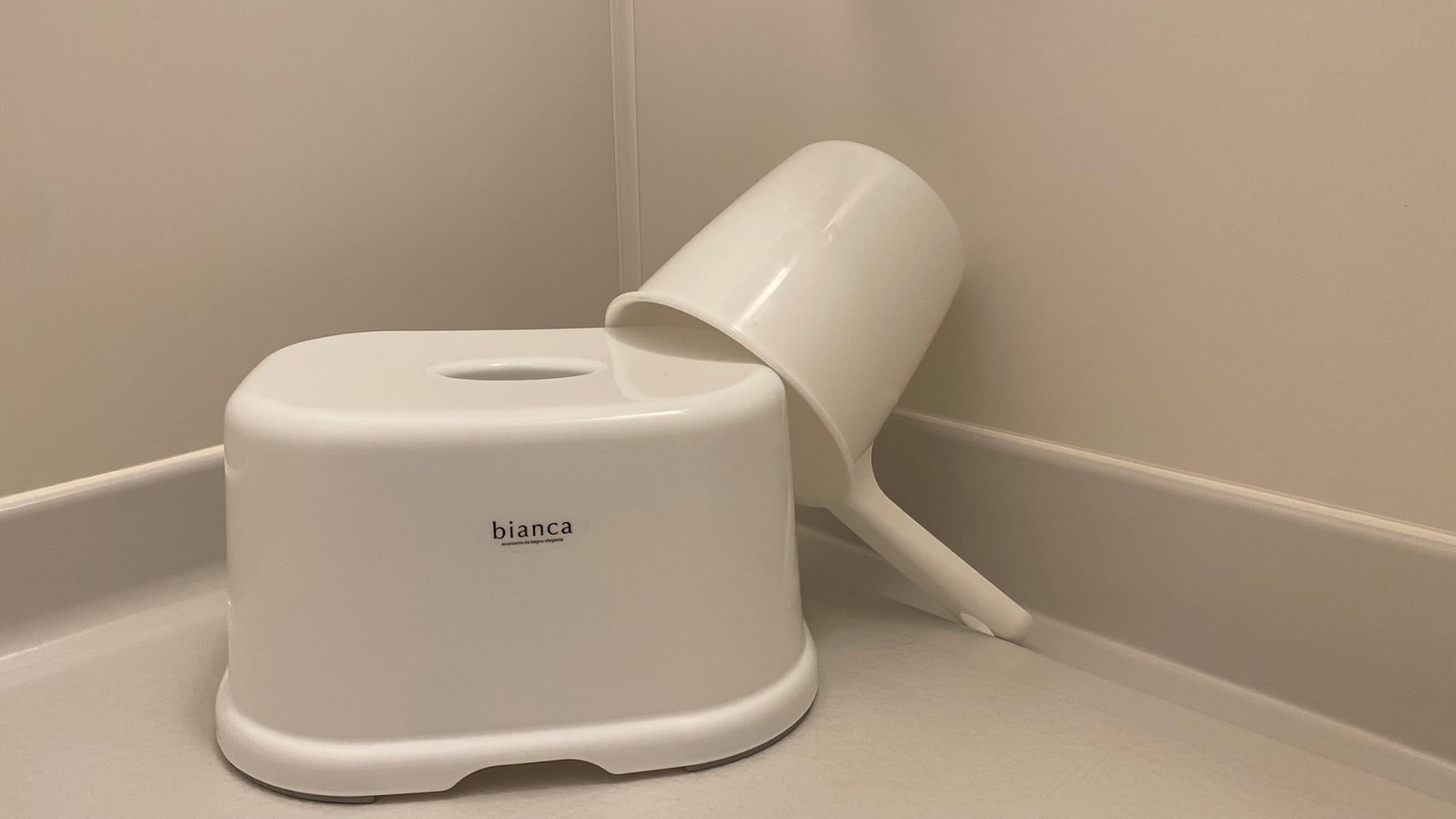 Family room exclusive amenities: Children's bath chair and bucket