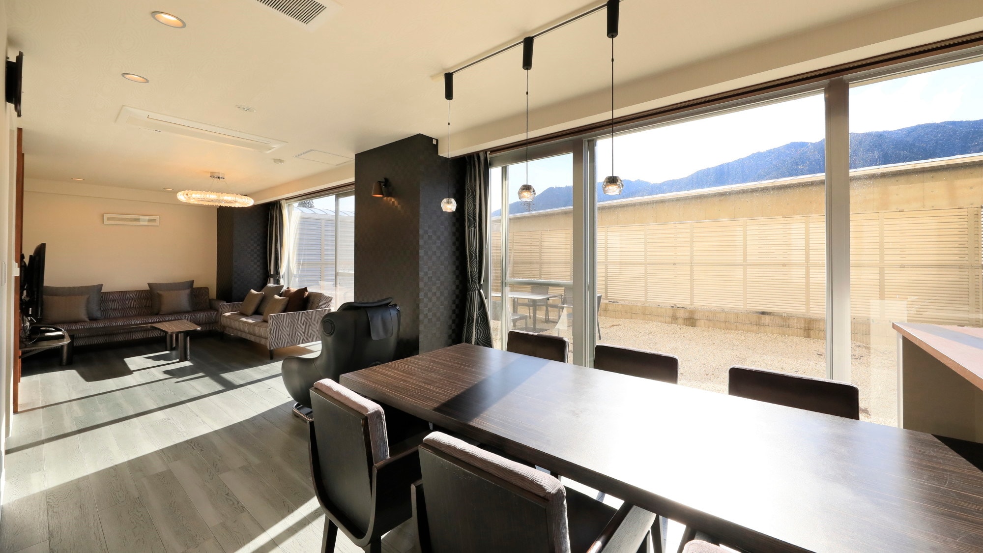 [Example of a pet-friendly deluxe room] Enjoy family time at the spacious table.