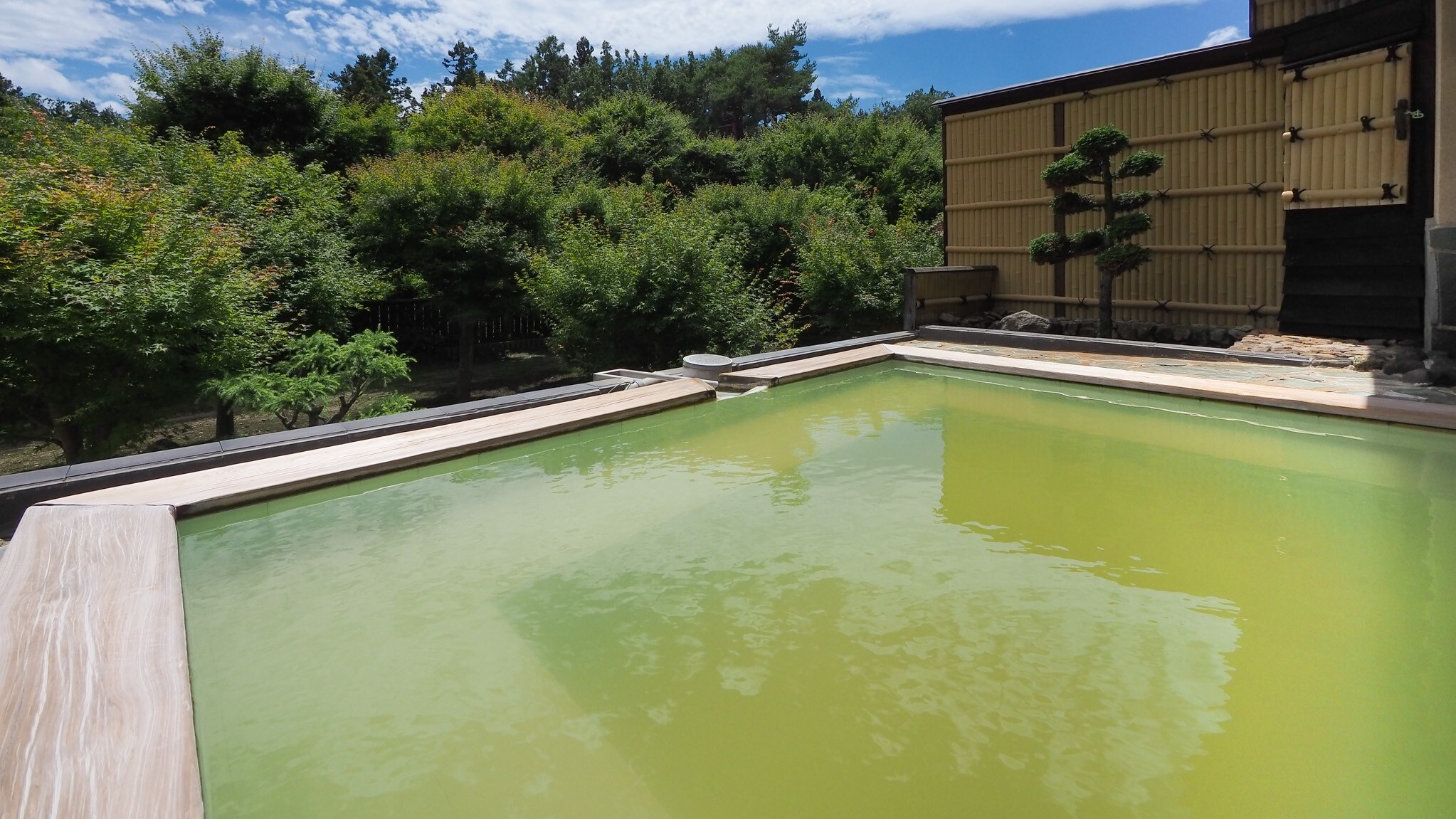 Early summer open-air bath