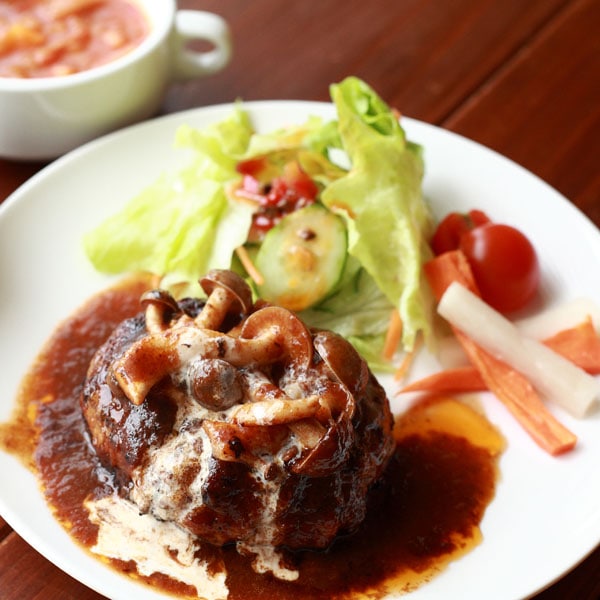[Hamburger steak] The hamburger steak comes with rice, salad and soup.
