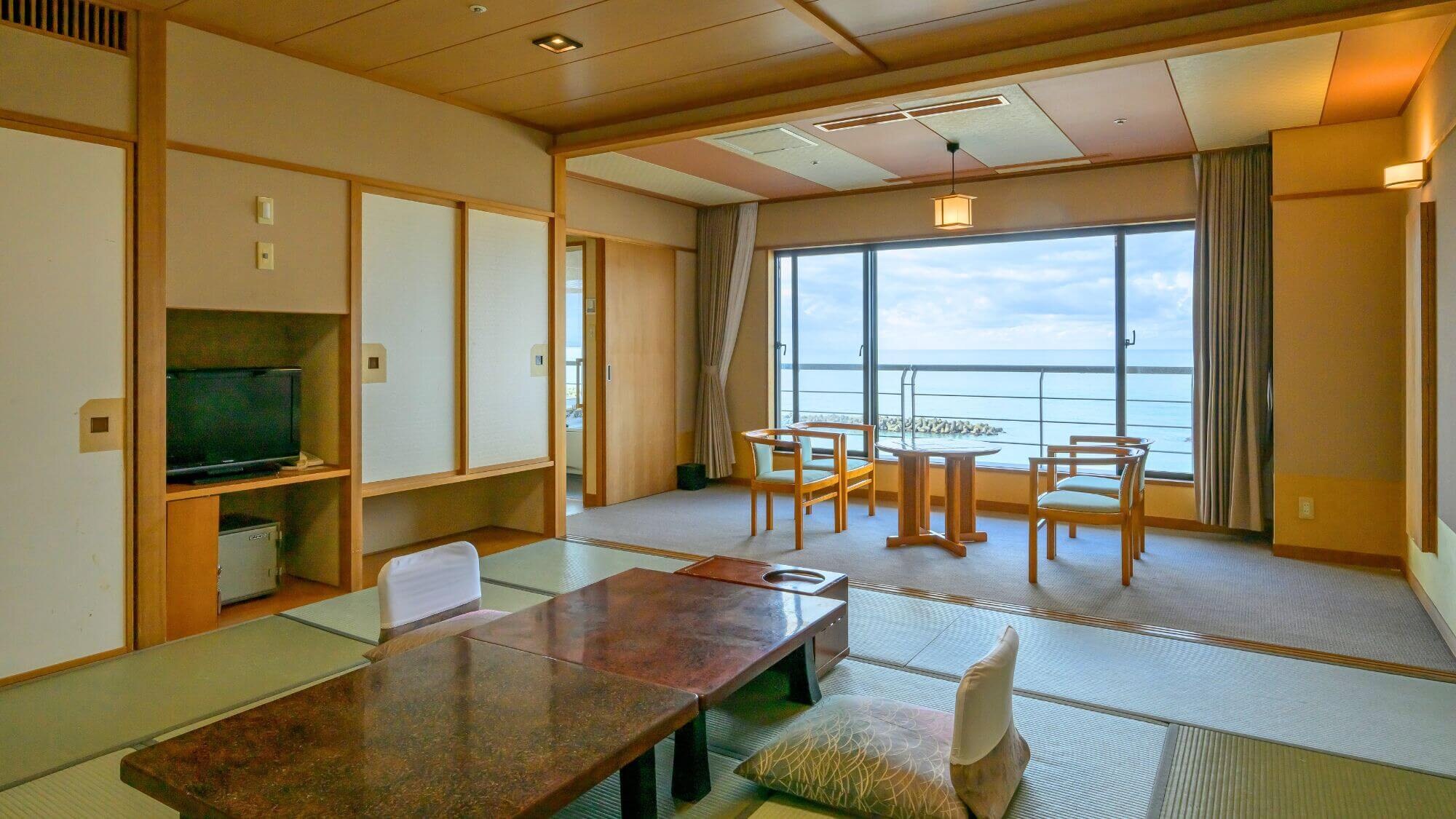 【大觀日式客房】一間可飽覽日本海全景的日式客房。您可以欣賞壯麗的海景和落日餘暉。