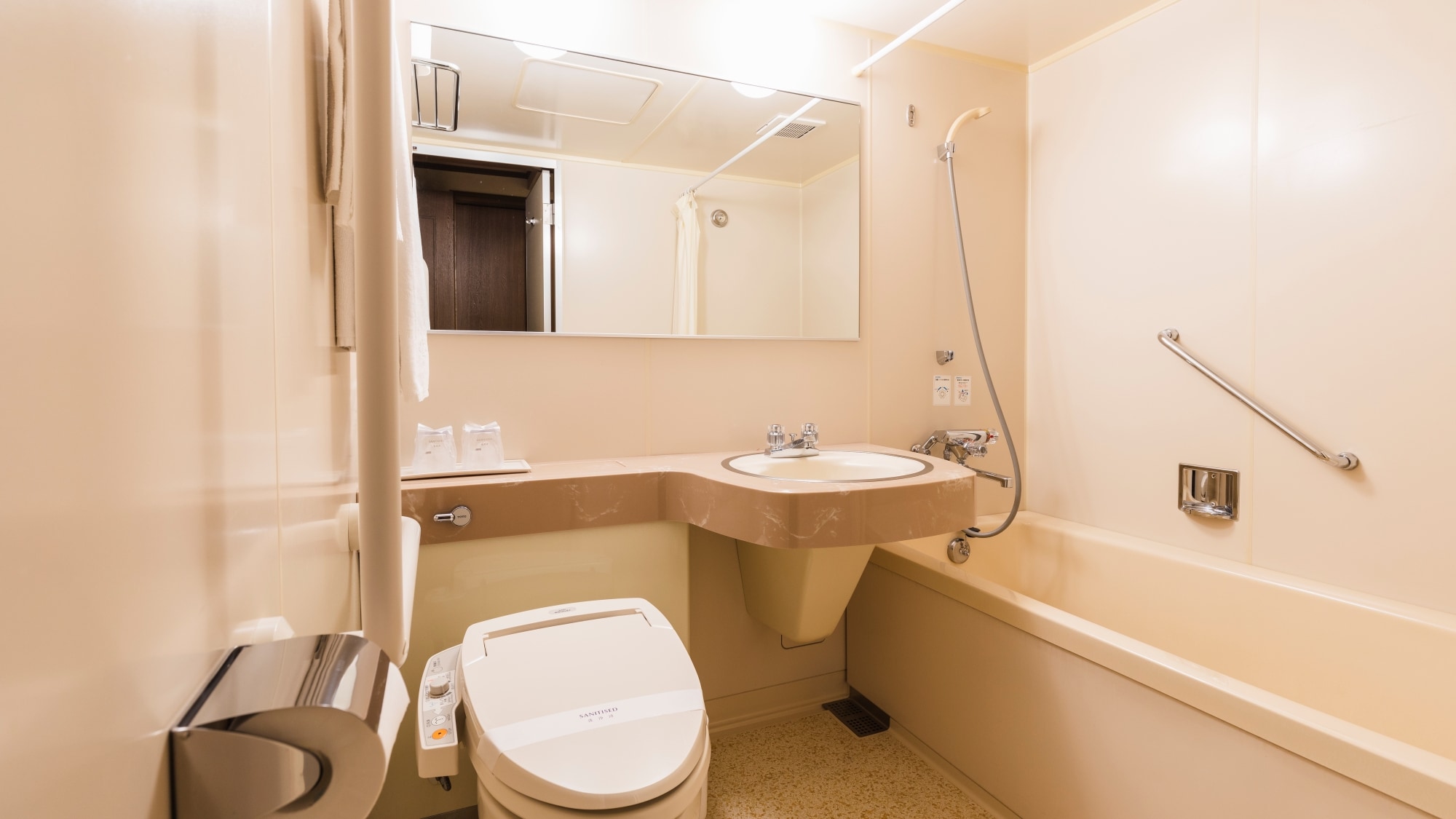 [An example of a guest room] A clean unit bath.