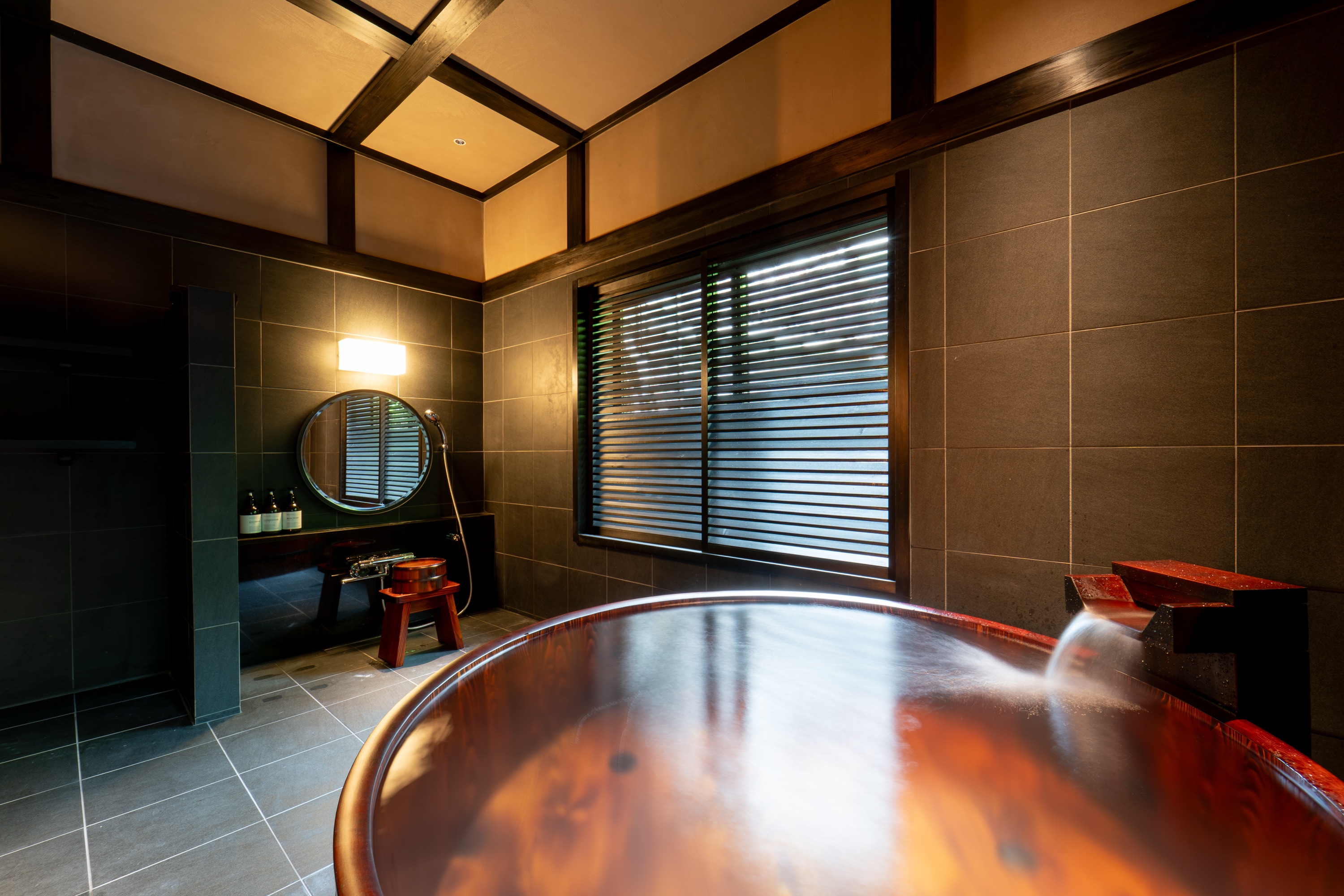 Kamar mandi pernis ruang khusus