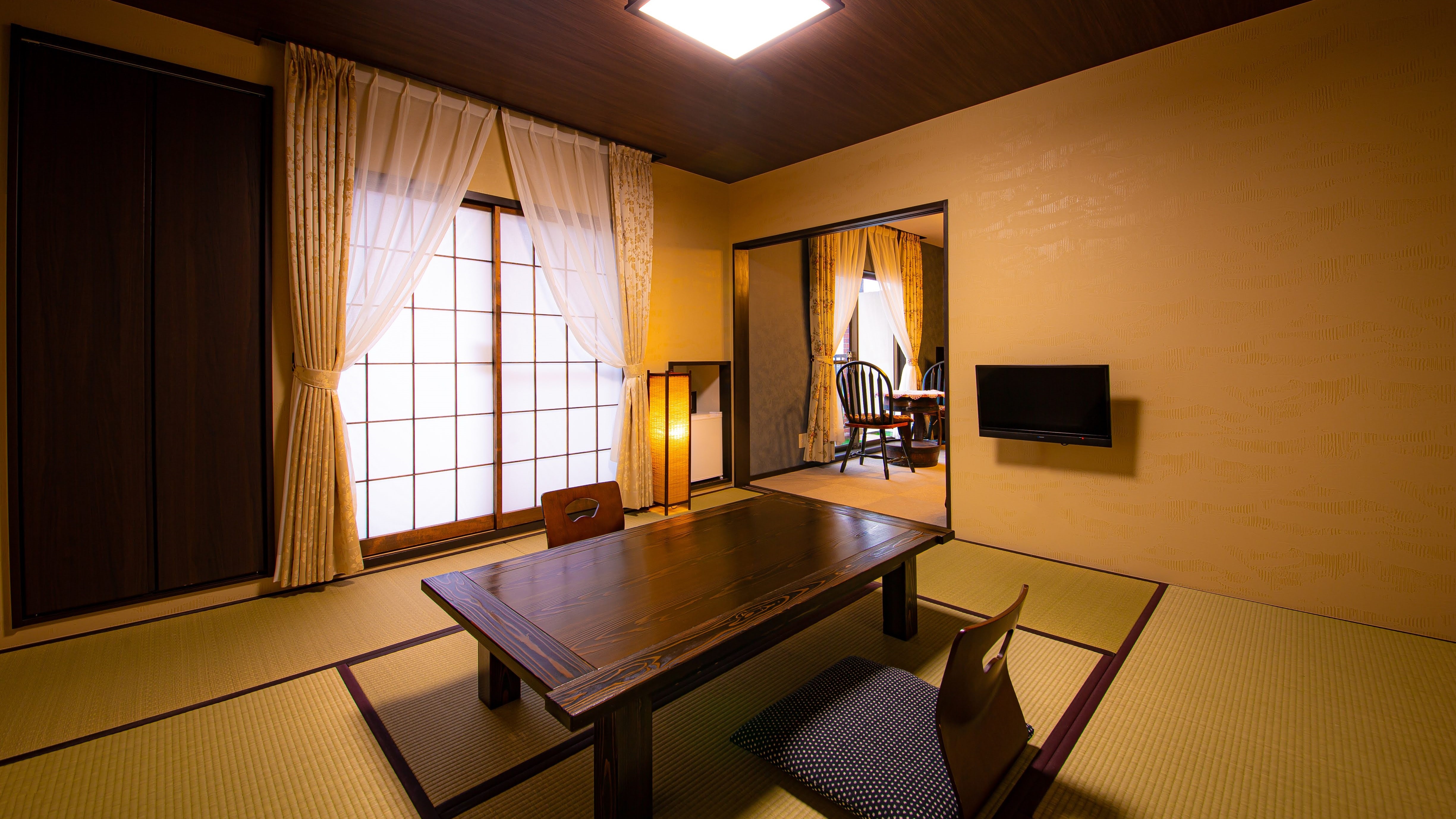 [Main building, Tsukimai room] Japanese-Western style room