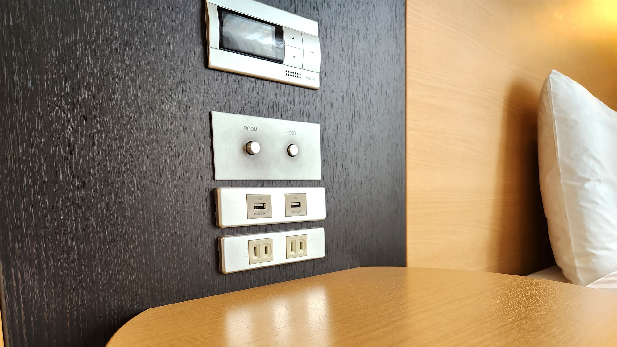 [Twin Economy] Image of pillow-side outlet