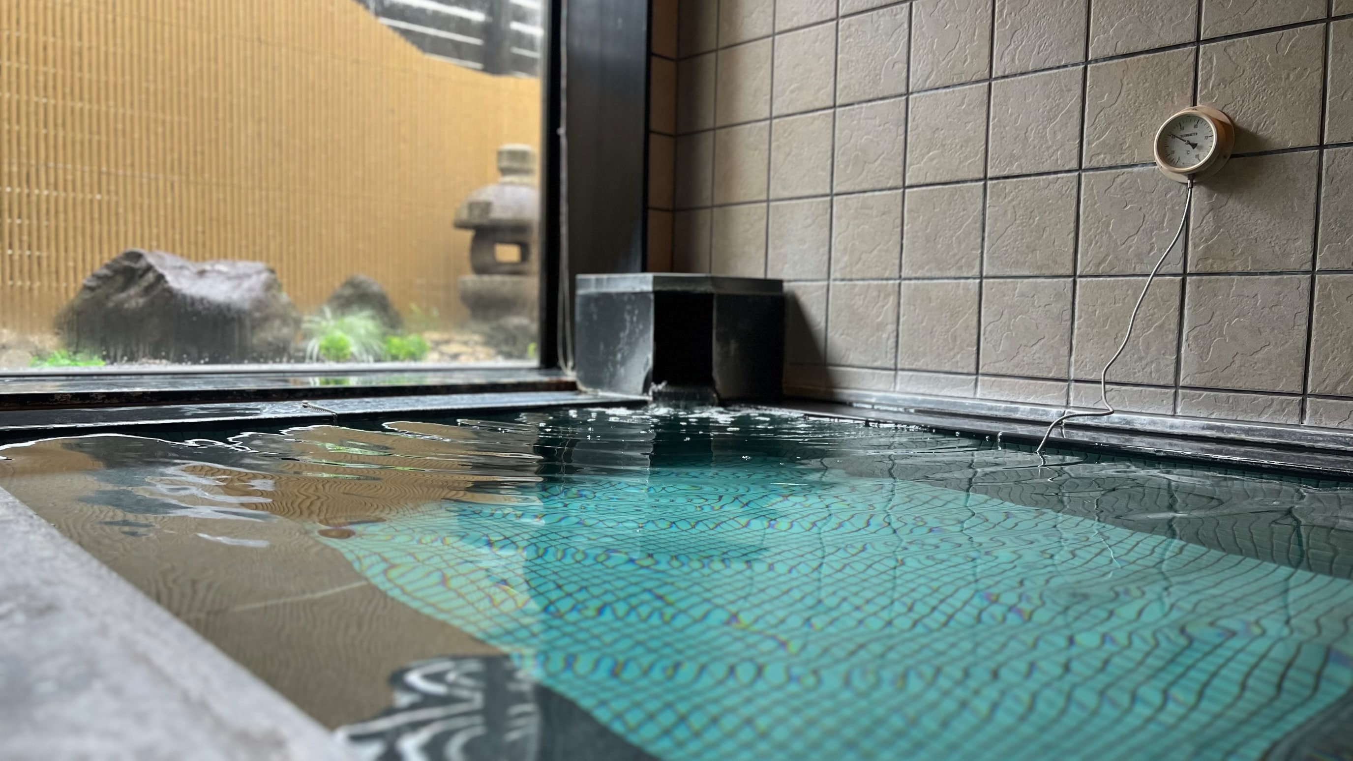 男女別　人工温泉大浴場（15:00~26:00、翌朝5:00~10:00）