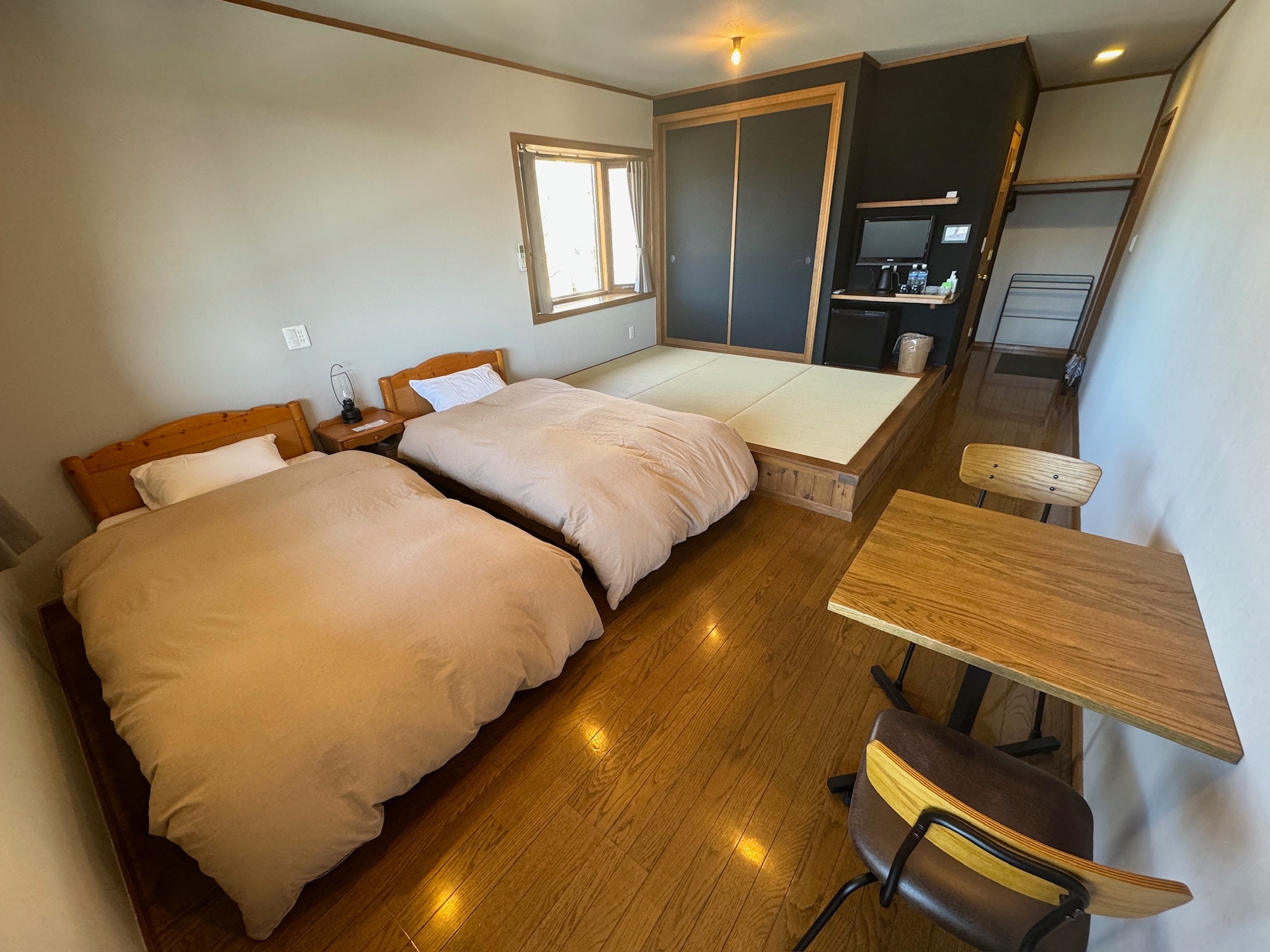 [Yatsugatake Lodge] Single twin room, tatami corner, cafe table