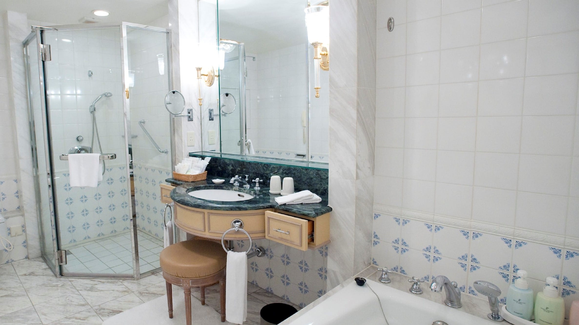 Bathroom (luxury room)