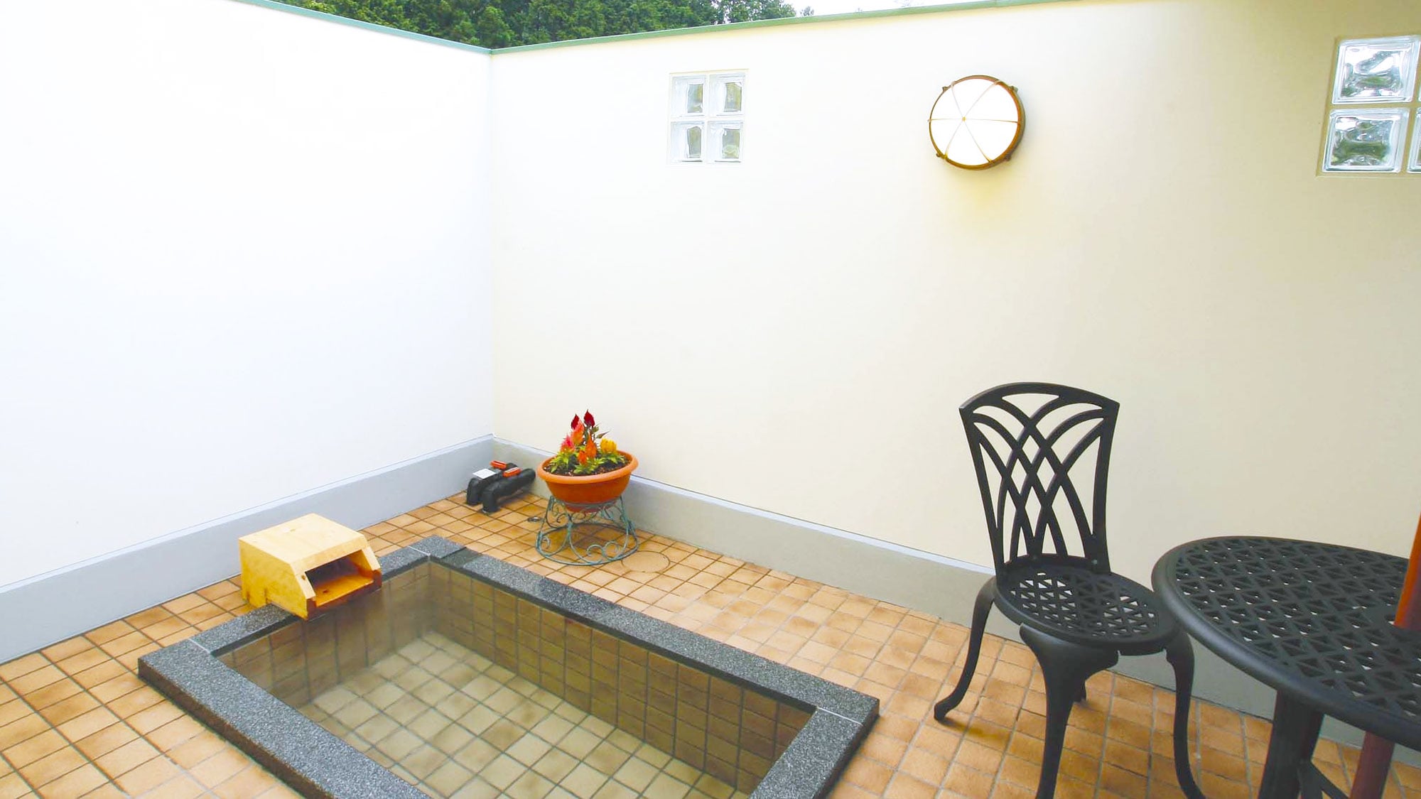 [Maisonette Western-style room/Room with garden open-air bath] A spacious stone open-air bath. *Varies depending on the room.
