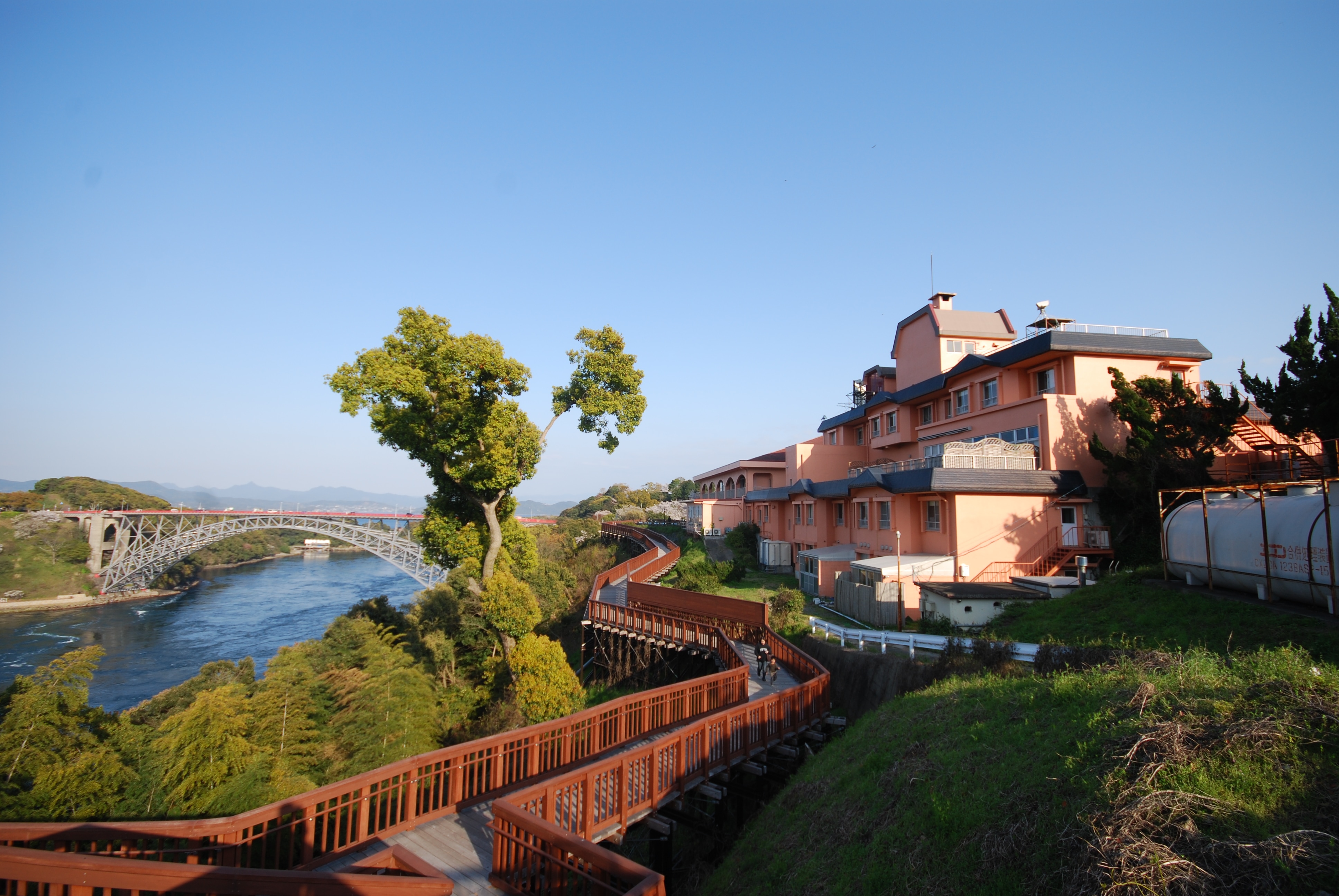 Full view of the building/promenade