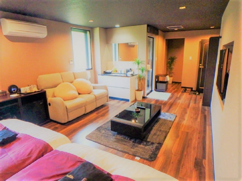 ห้องพักสไตล์ญี่ปุ่นสมัยใหม่แบบตะวันตก {ห้องเซรามิกชิการากิแวร์พร้อมอ่างอาบน้ำกึ่งเปิดโล่ง} {พื้นที่ 22 ตารางเมตร + พื้นที่อ่างอาบน้ำกึ่งเปิดโล่งส่วนตัว 5 ตารางเมตร}